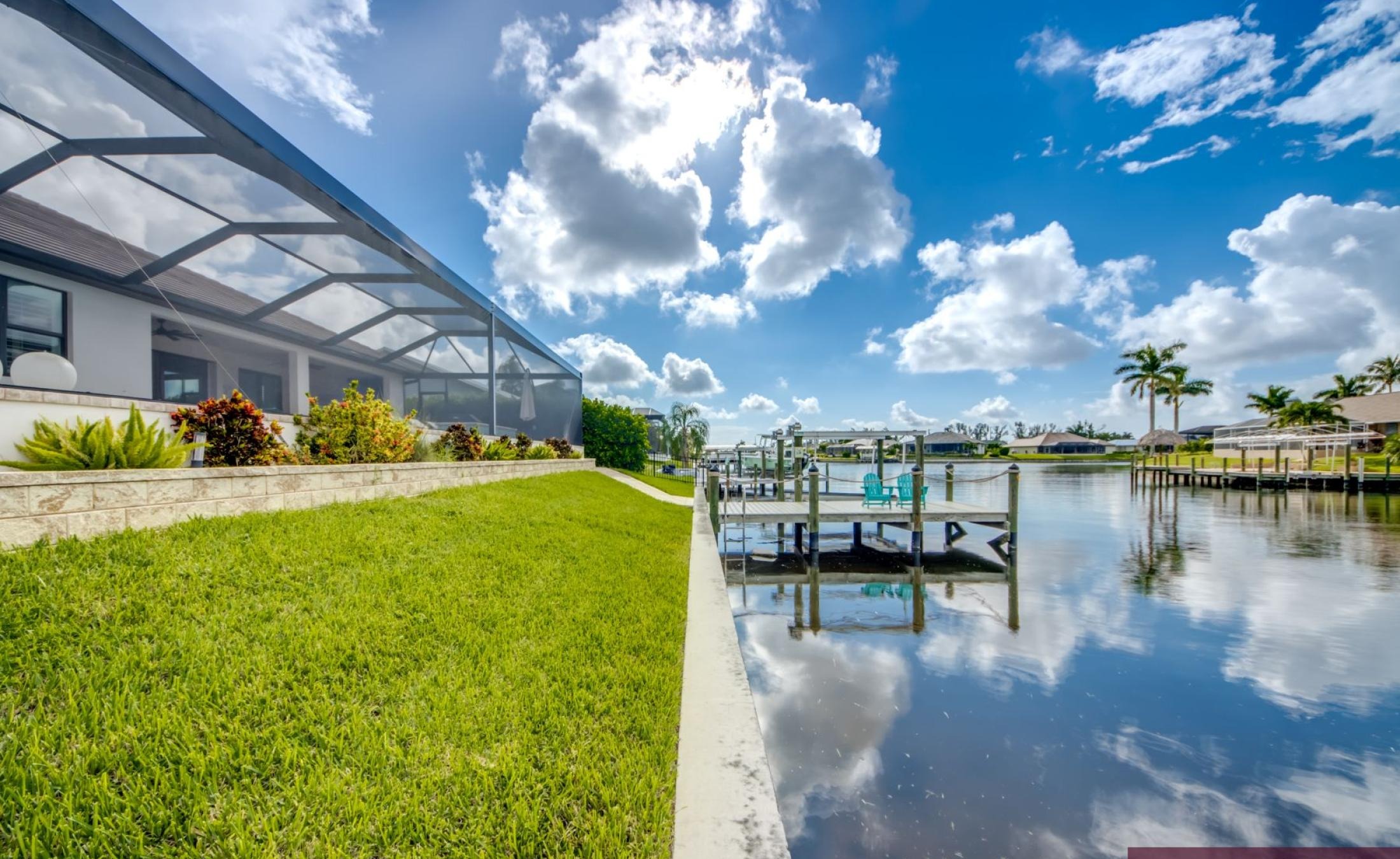 Beheizter Pool mit Spa auf der Sonnenterrasse am Wasser.