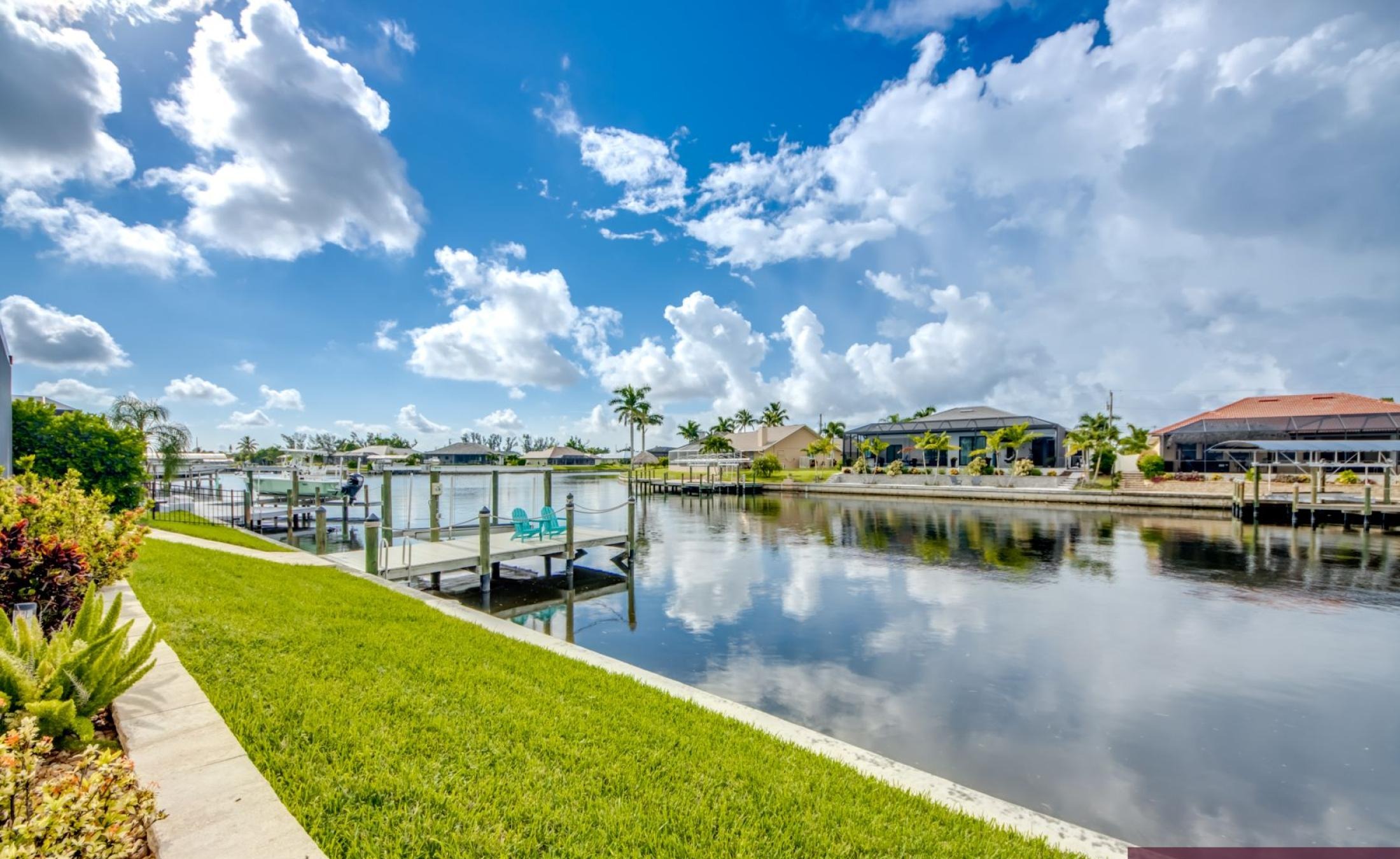 Beheizter Pool mit Spa und Sonnenterrasse am Wasser.