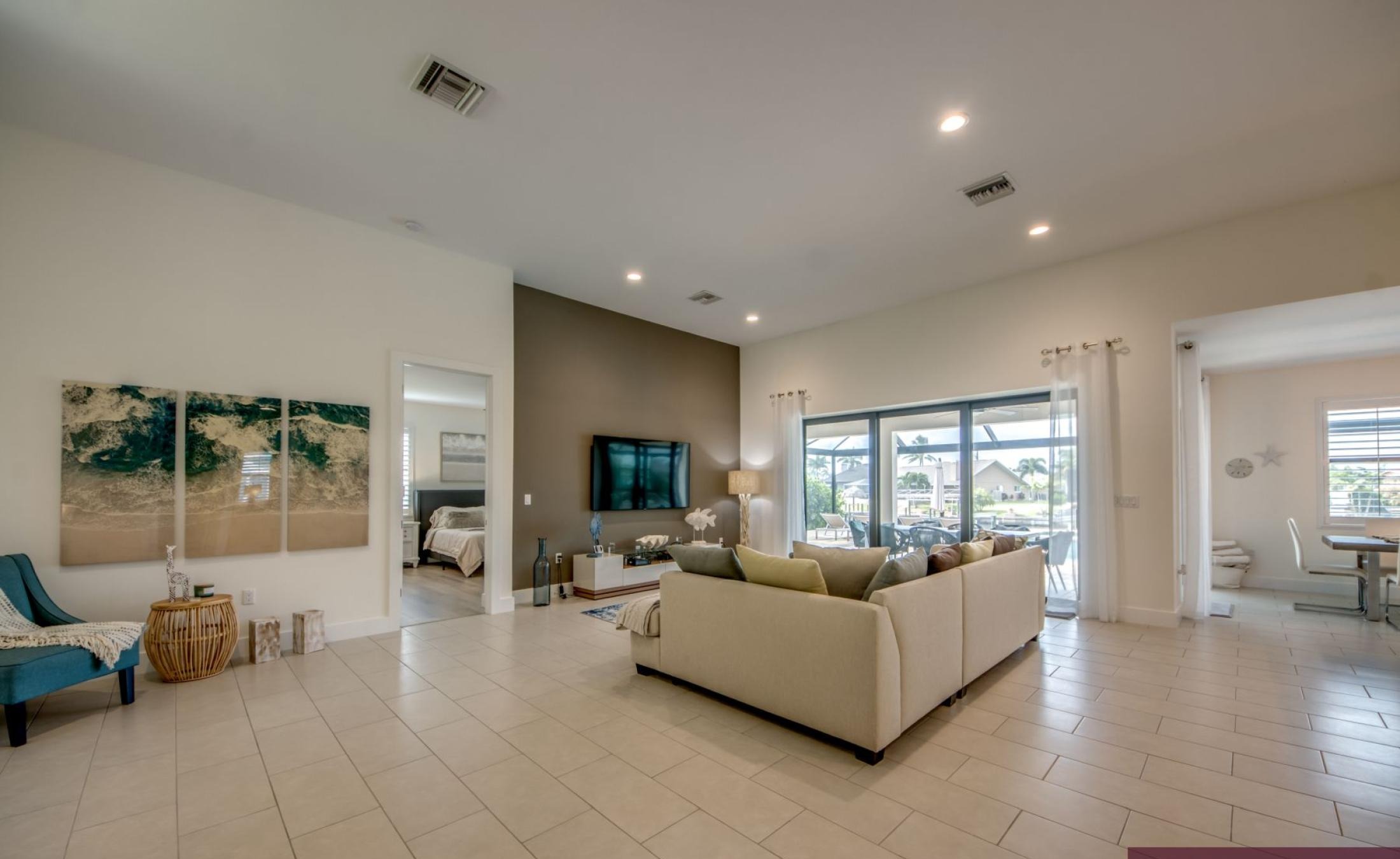 Elektrisch beheizter Pool mit Spa auf der sonnigen Terrasse am Wasser.