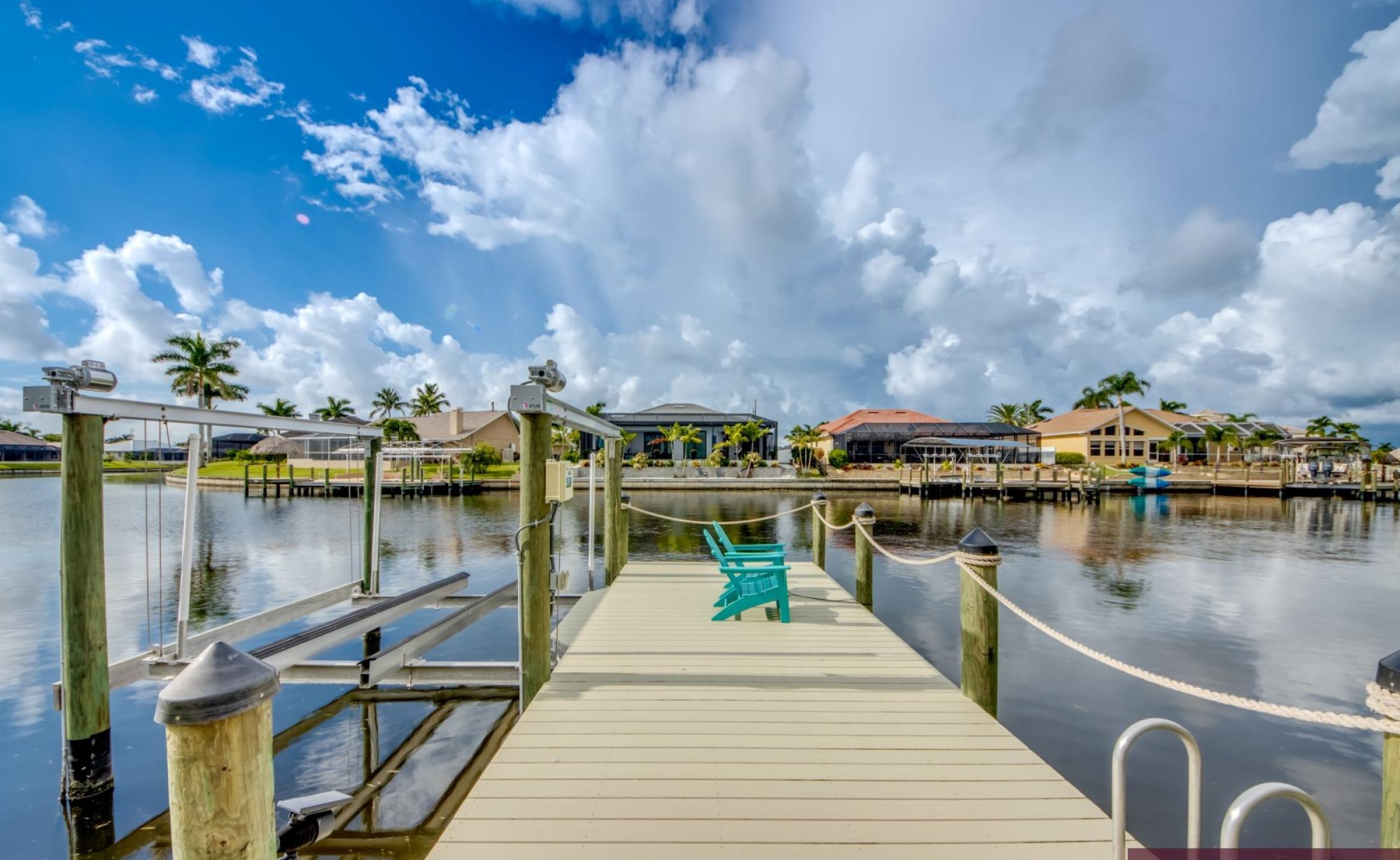 Beheizter Pool mit integriertem Spa auf der Sonnenterrasse am Wasser.