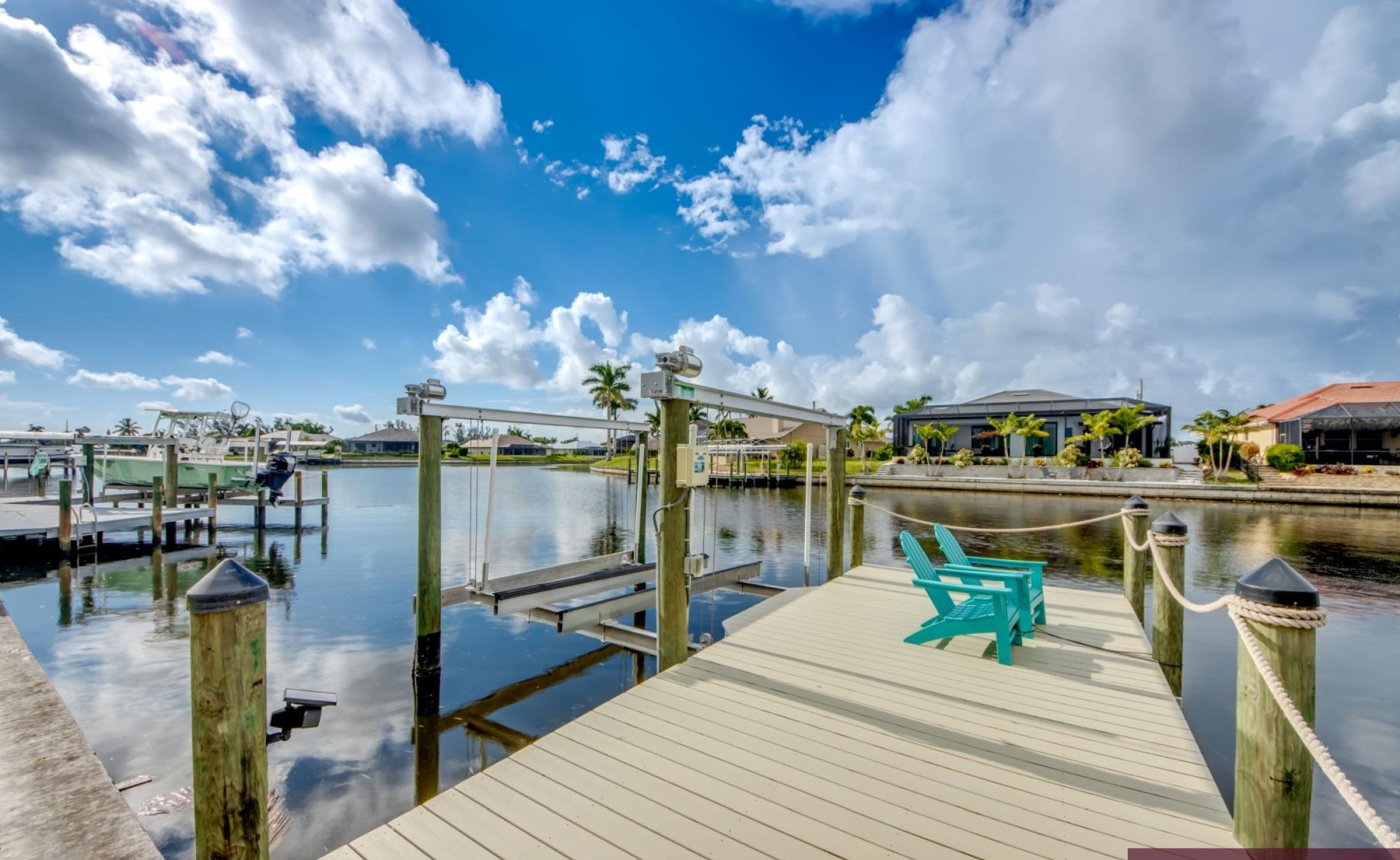 Beheizter Pool mit Spa auf der Sonnenterrasse am Wasser.