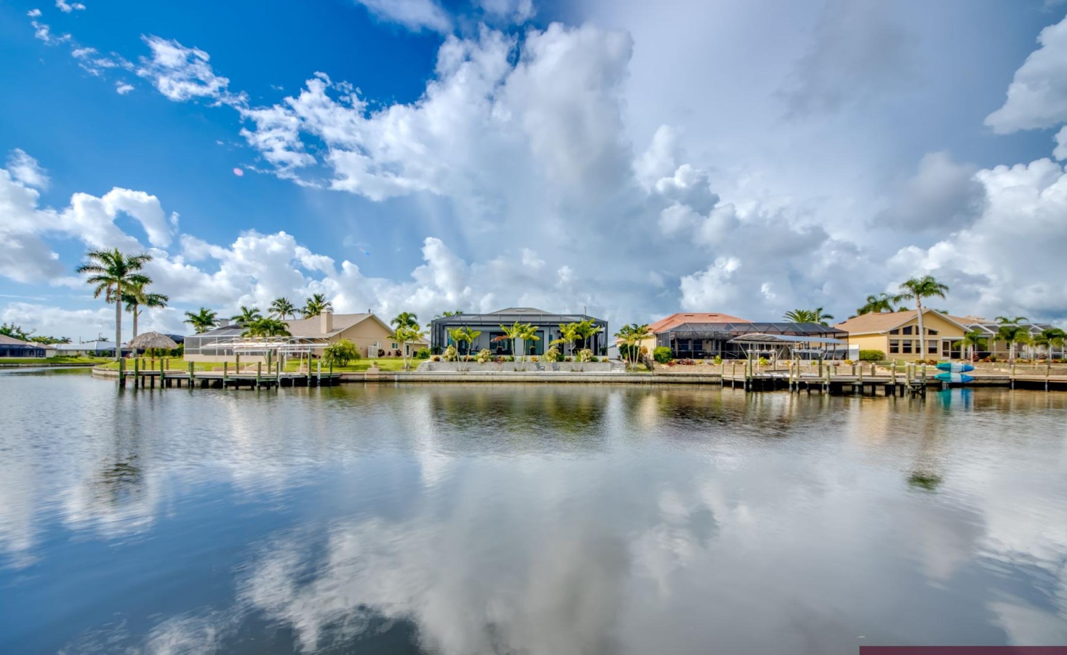Elektrisch beheizter Pool mit Spa auf der sonnigen Terrasse am Wasser.