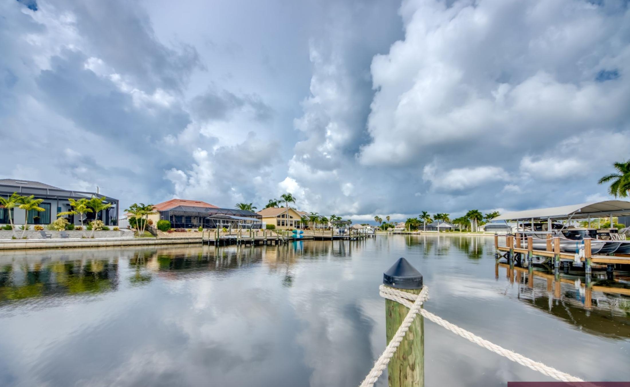 Beheizter Pool mit Spa auf der Sonnenterrasse am Wasser.