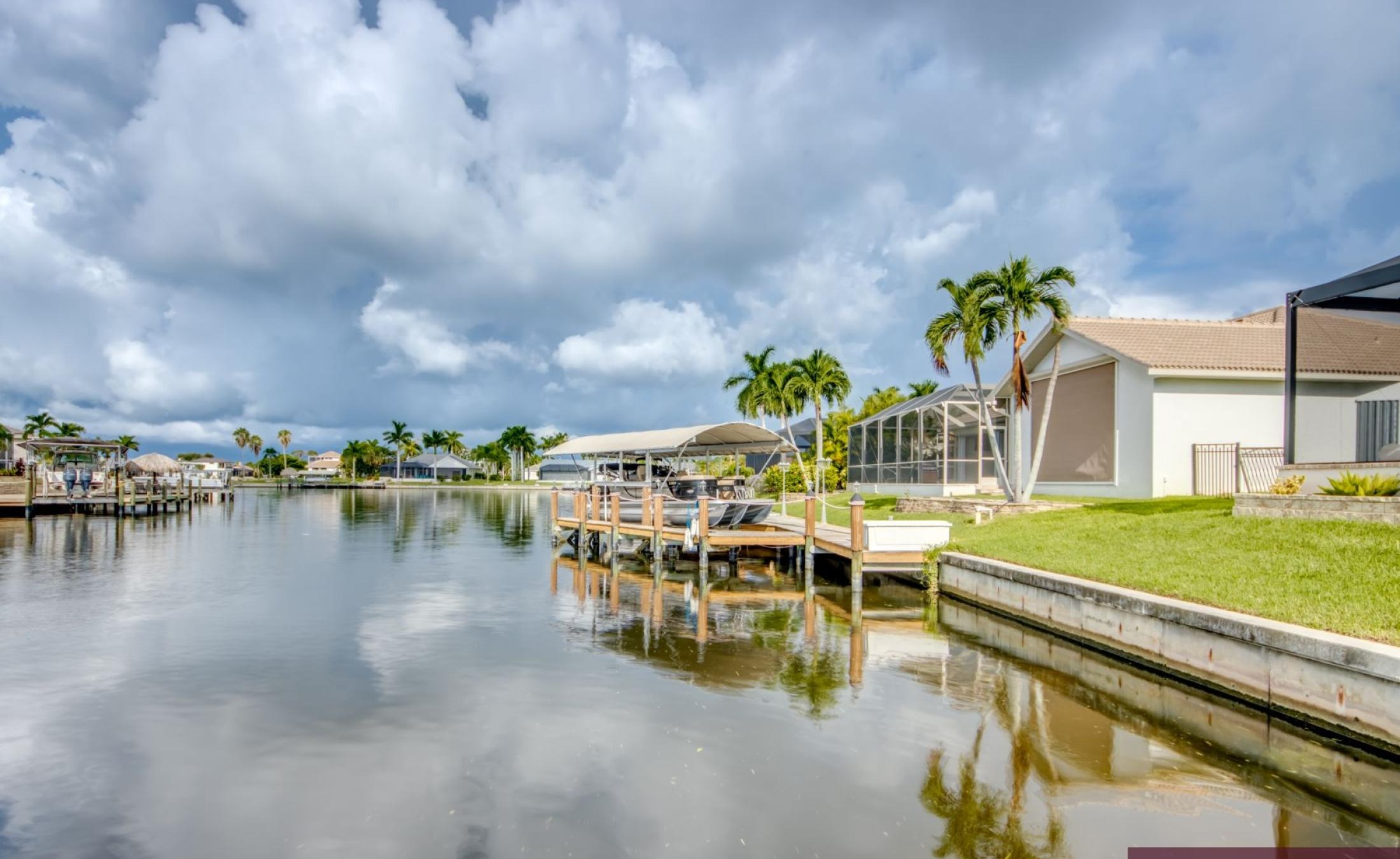 Beheizter Pool mit Spa auf der Sonnenterrasse am Wasser mit Bootsdock und Bootslift.