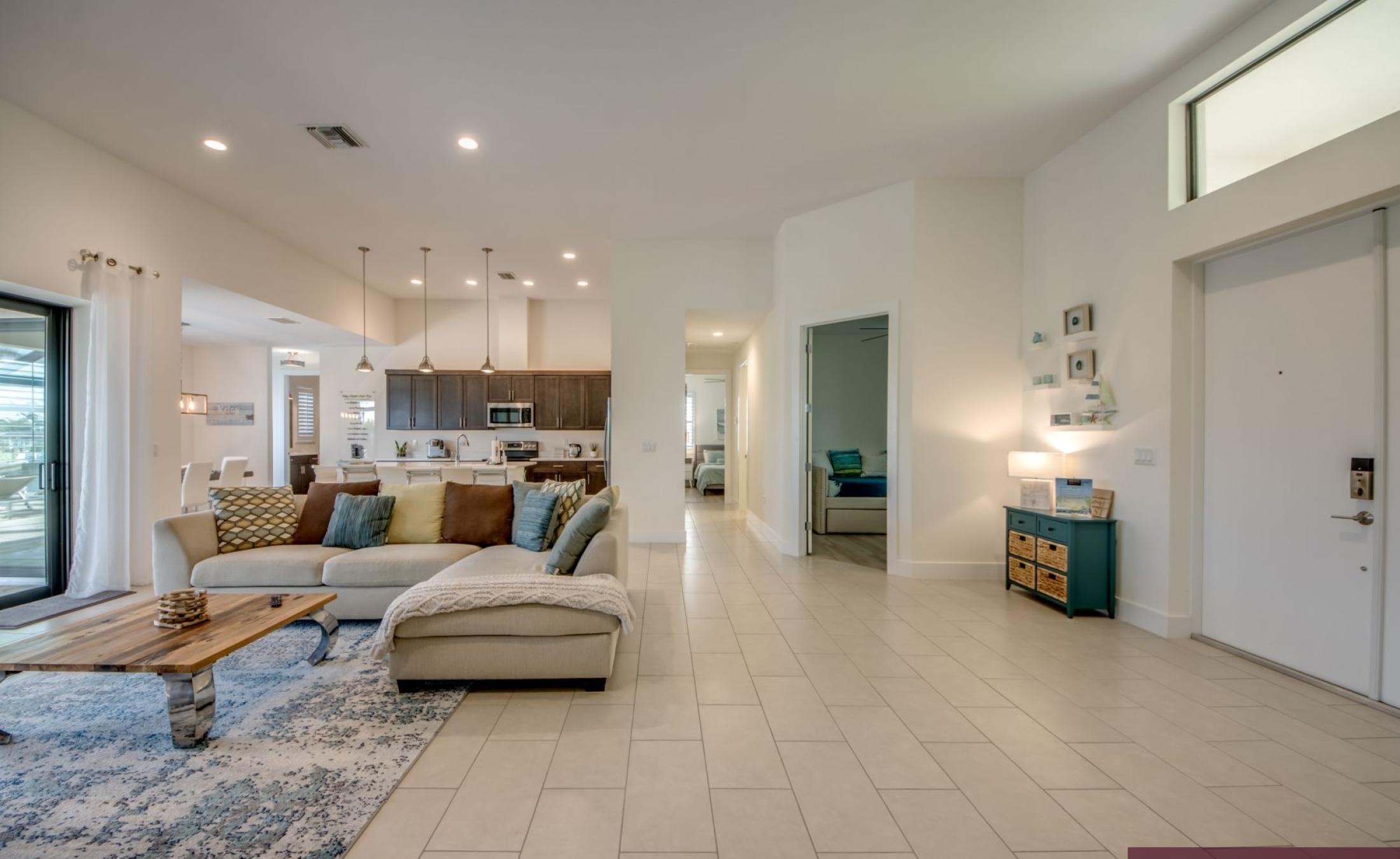 Beheizter Pool mit Spa und Sonnenterrasse am Wasser.