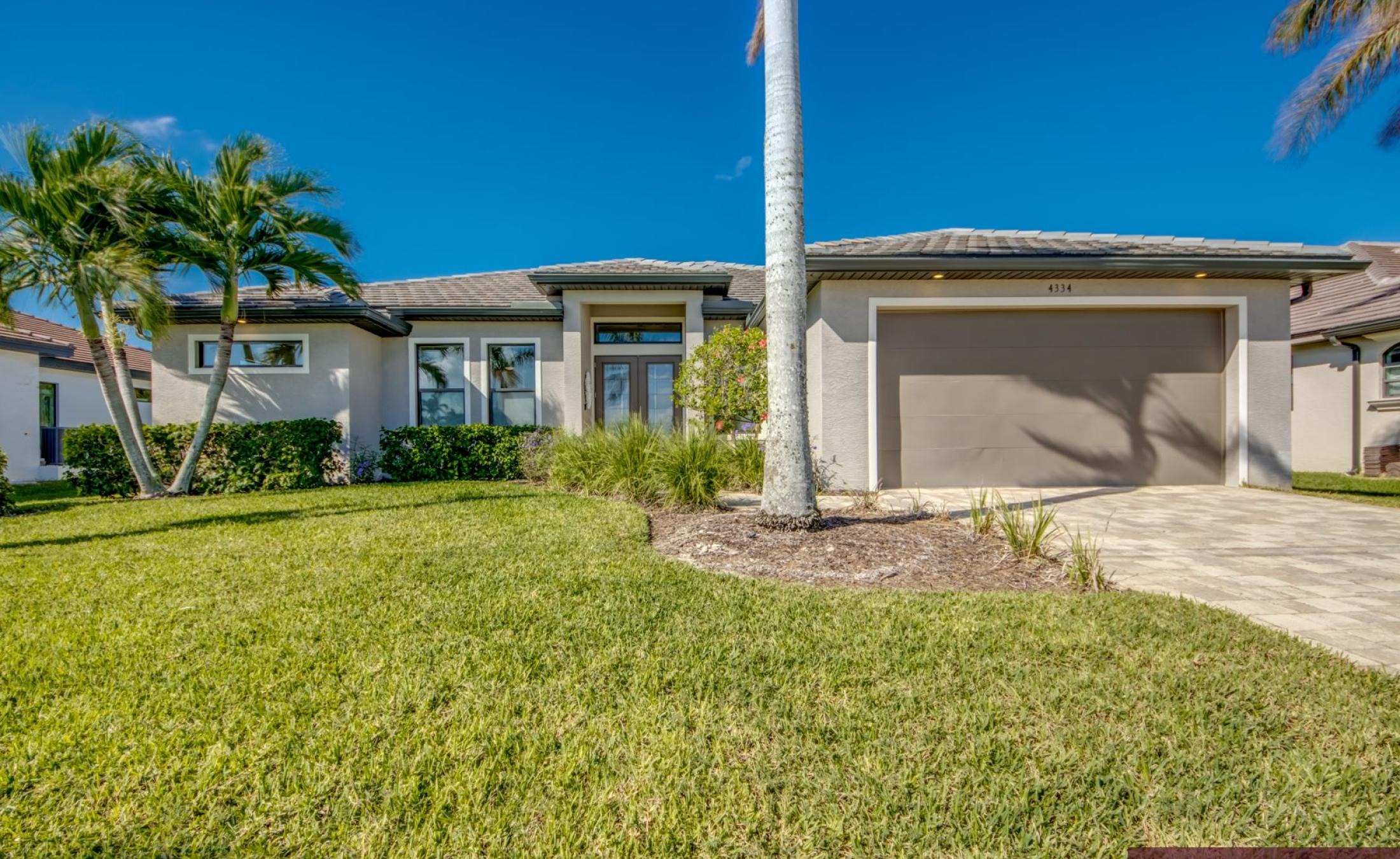 Moderne Villa am Kanal mit Pool, Spa und privatem Bootsdock.