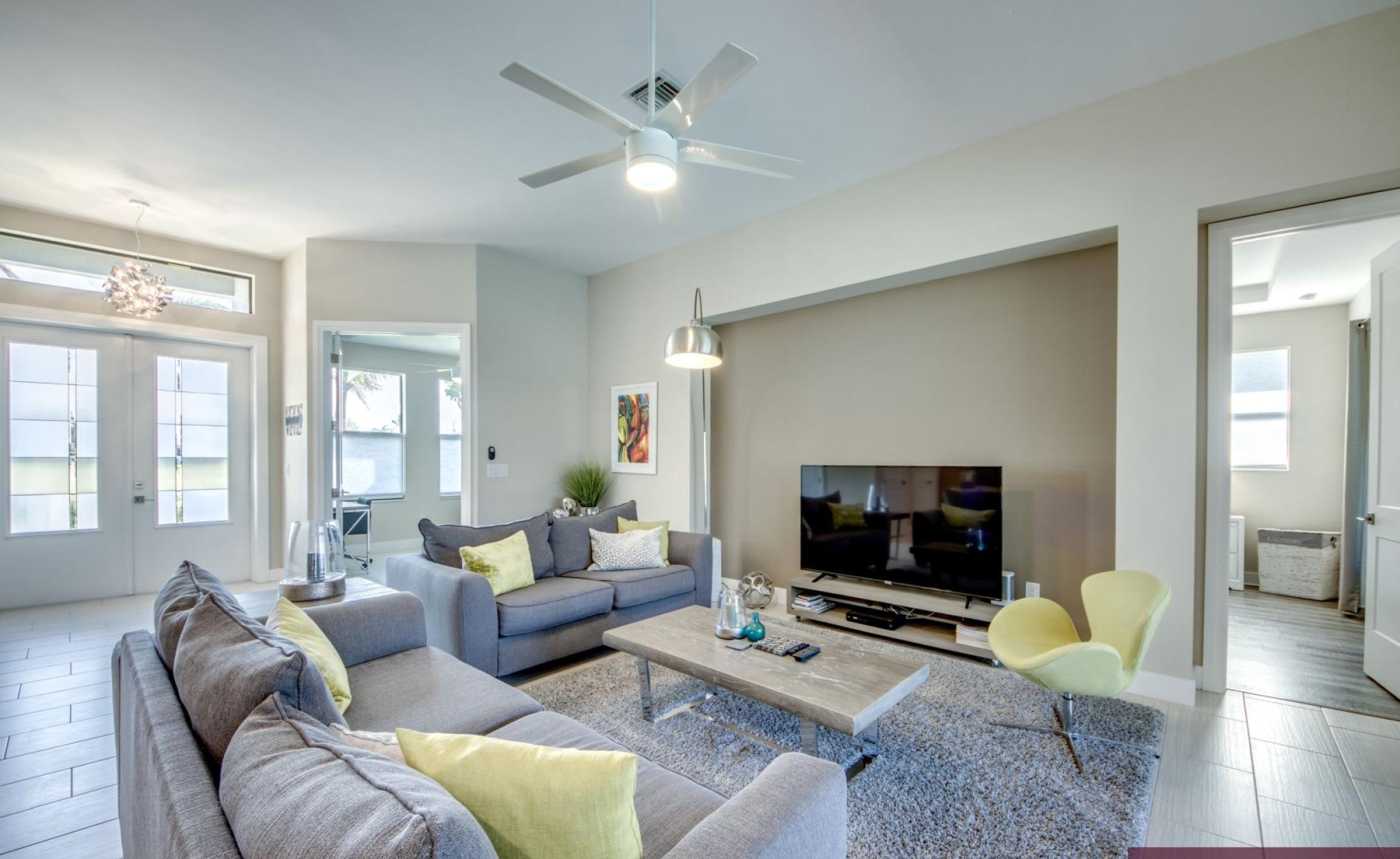 Moderne Villa am Kanal in Cape Coral mit Bootsdock, Bootslift sowie beheiztem Pool und Spa.