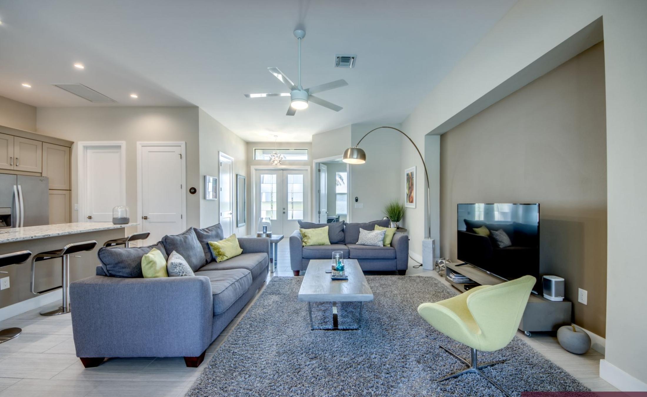 Moderner Poolbereich mit Spa und Blick auf den Kanal.