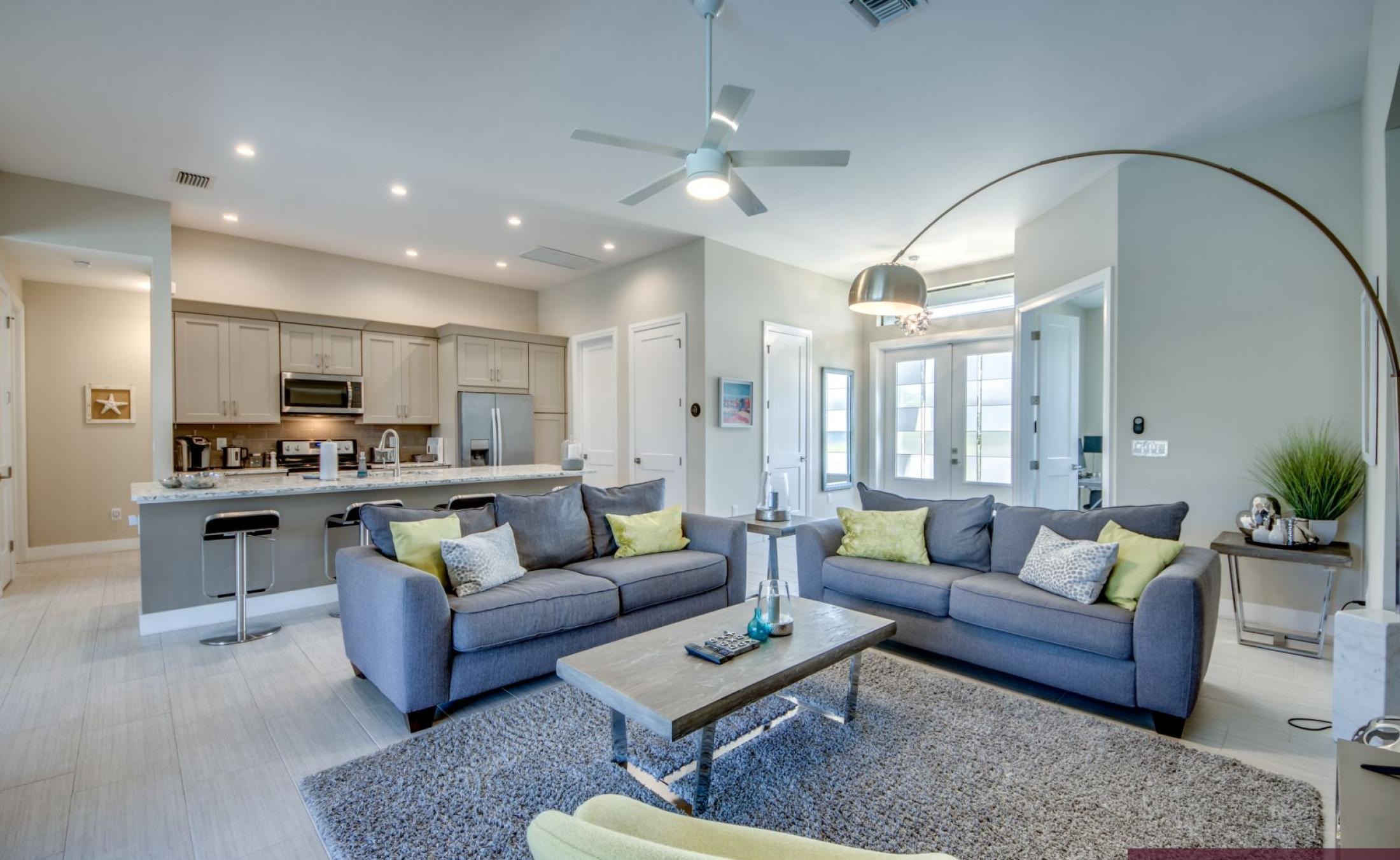 Moderne Villa am Kanal in Cape Coral mit privatem Bootsdock, Bootslift sowie beheiztem Pool und Spa.