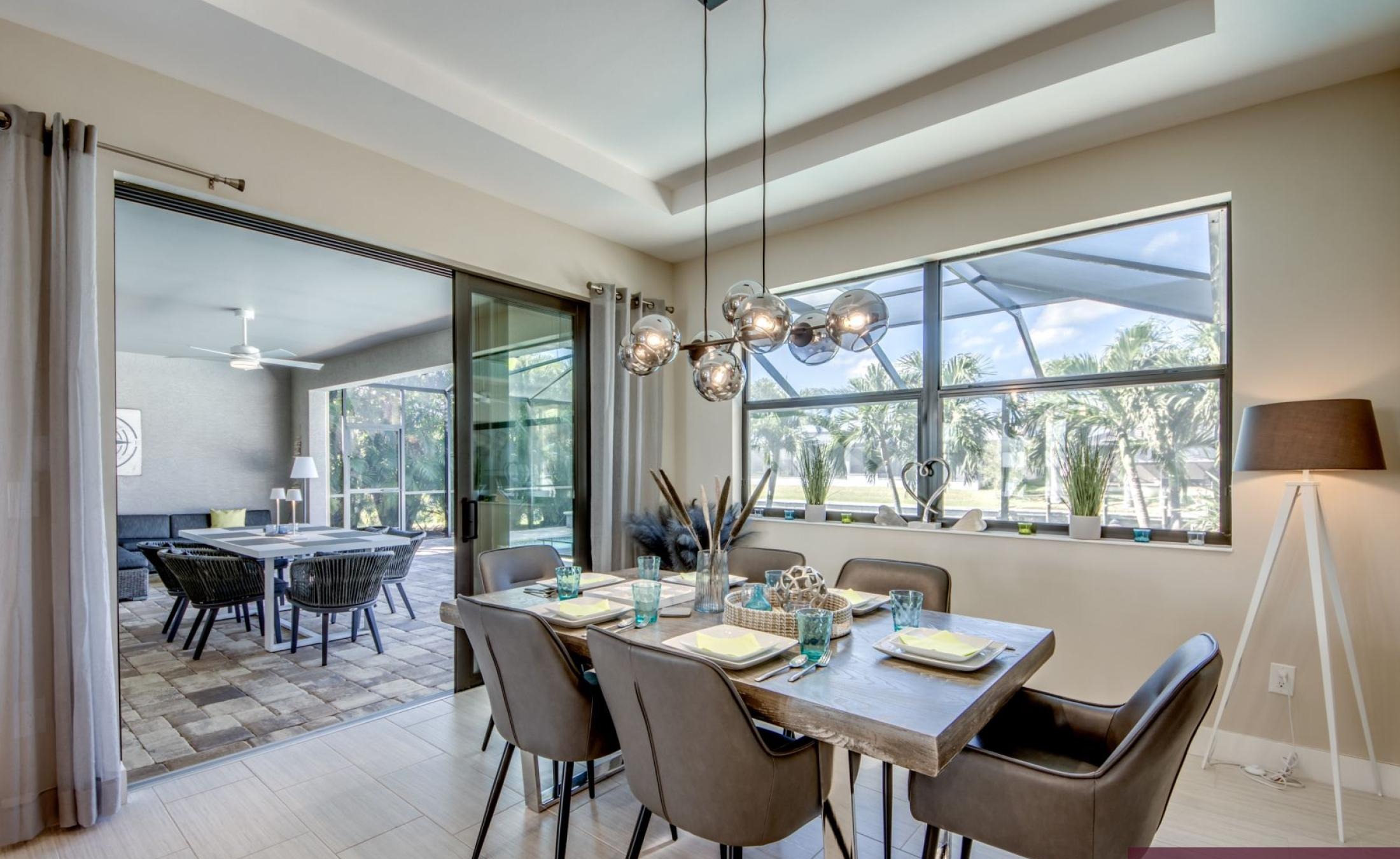 Moderner Pool- und Spa-Bereich mit Wasserblick am Kanal.