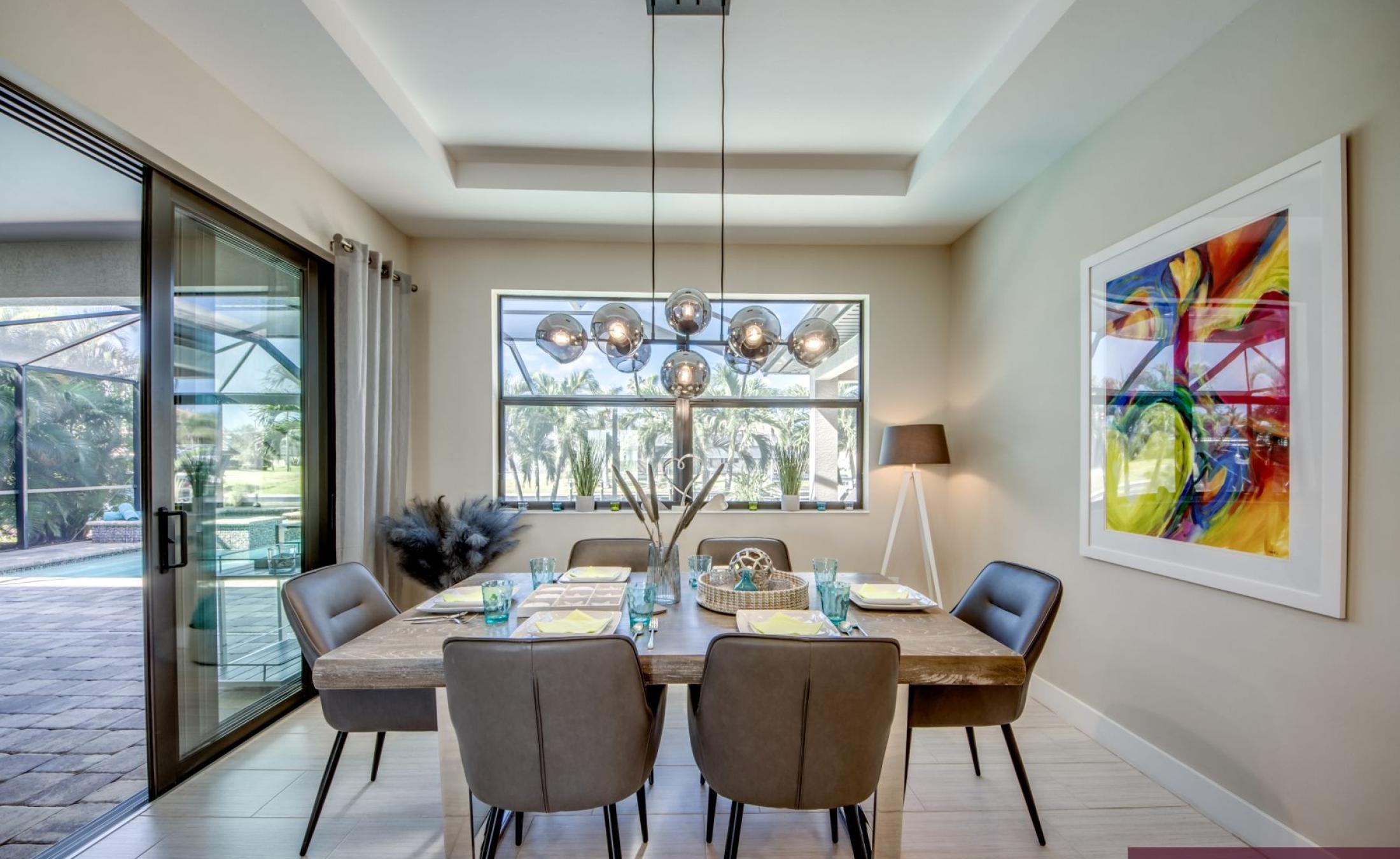 Moderne Villa am Kanal mit privatem Bootsdock, Bootslift sowie beheiztem Pool und Spa.