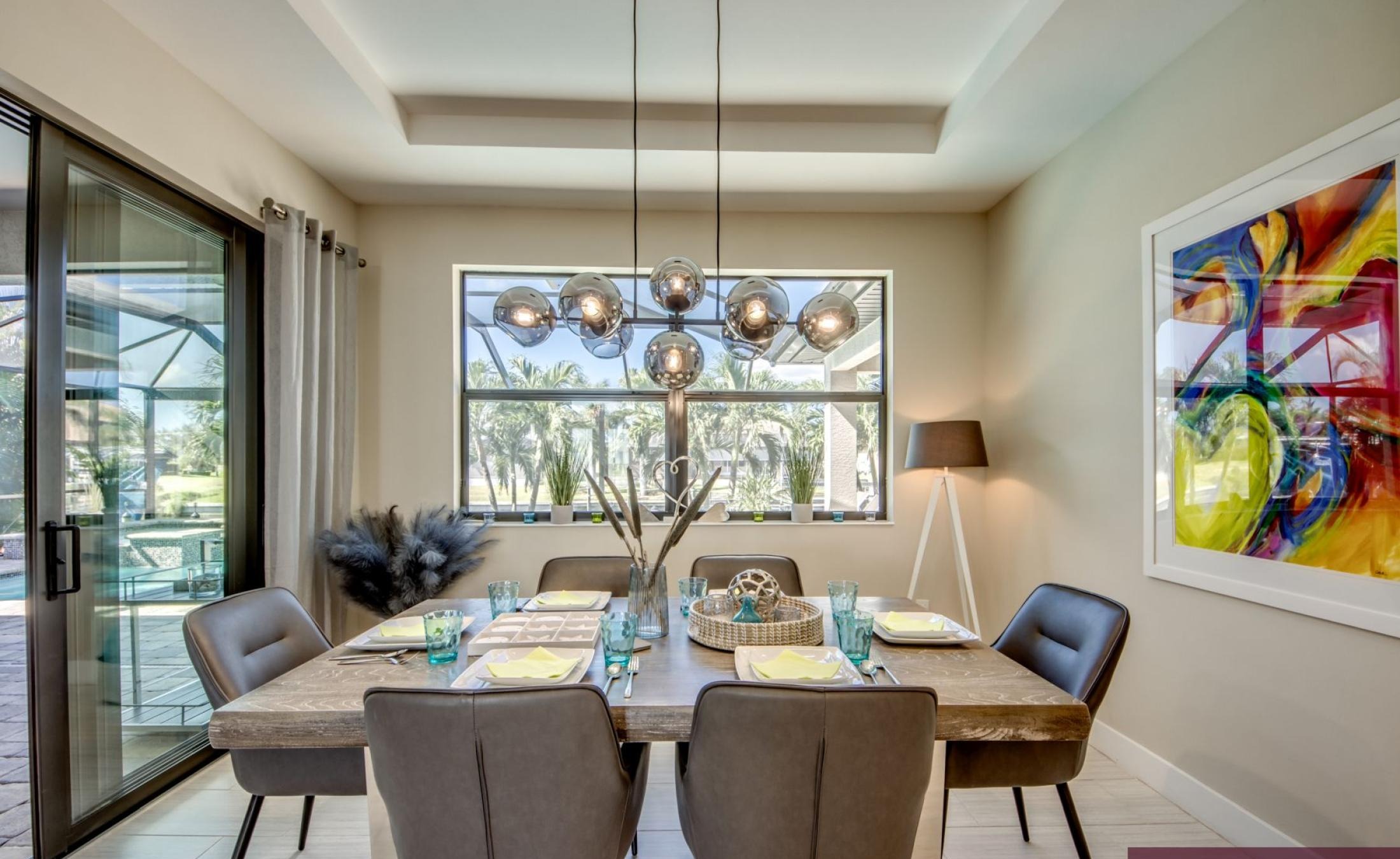 Moderne Villa am Kanal in Cape Coral mit privatem Bootsdock, Bootslift sowie beheiztem Pool und Spa.