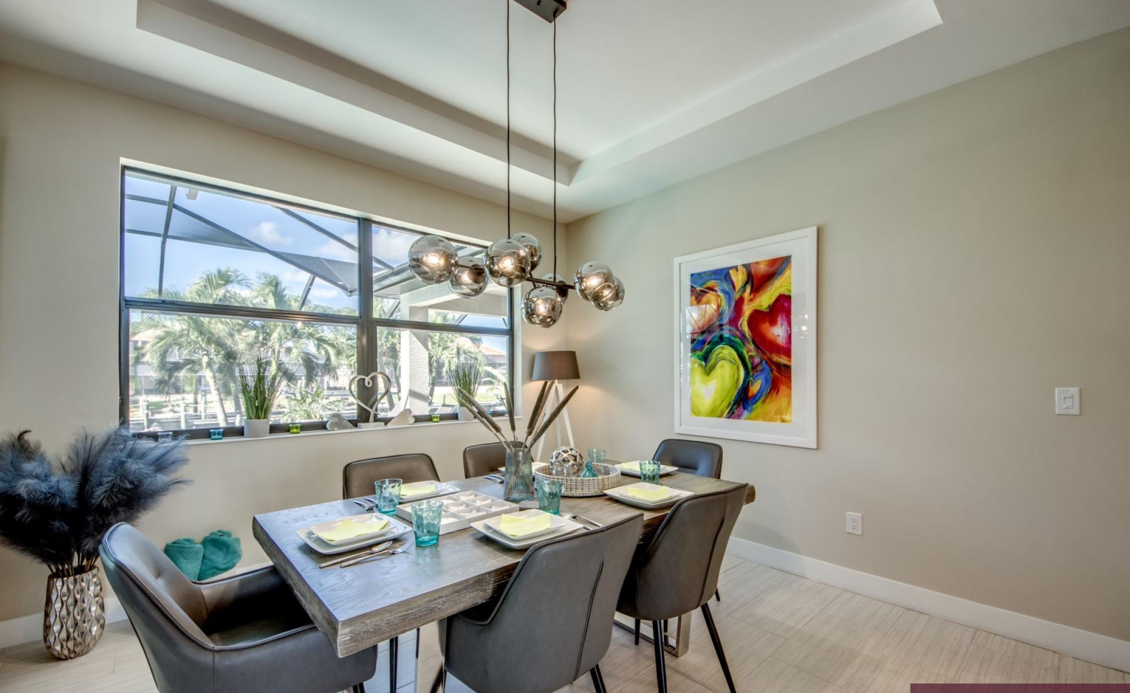 Moderne Villa am Kanal mit privatem Bootsdock und Bootslift.