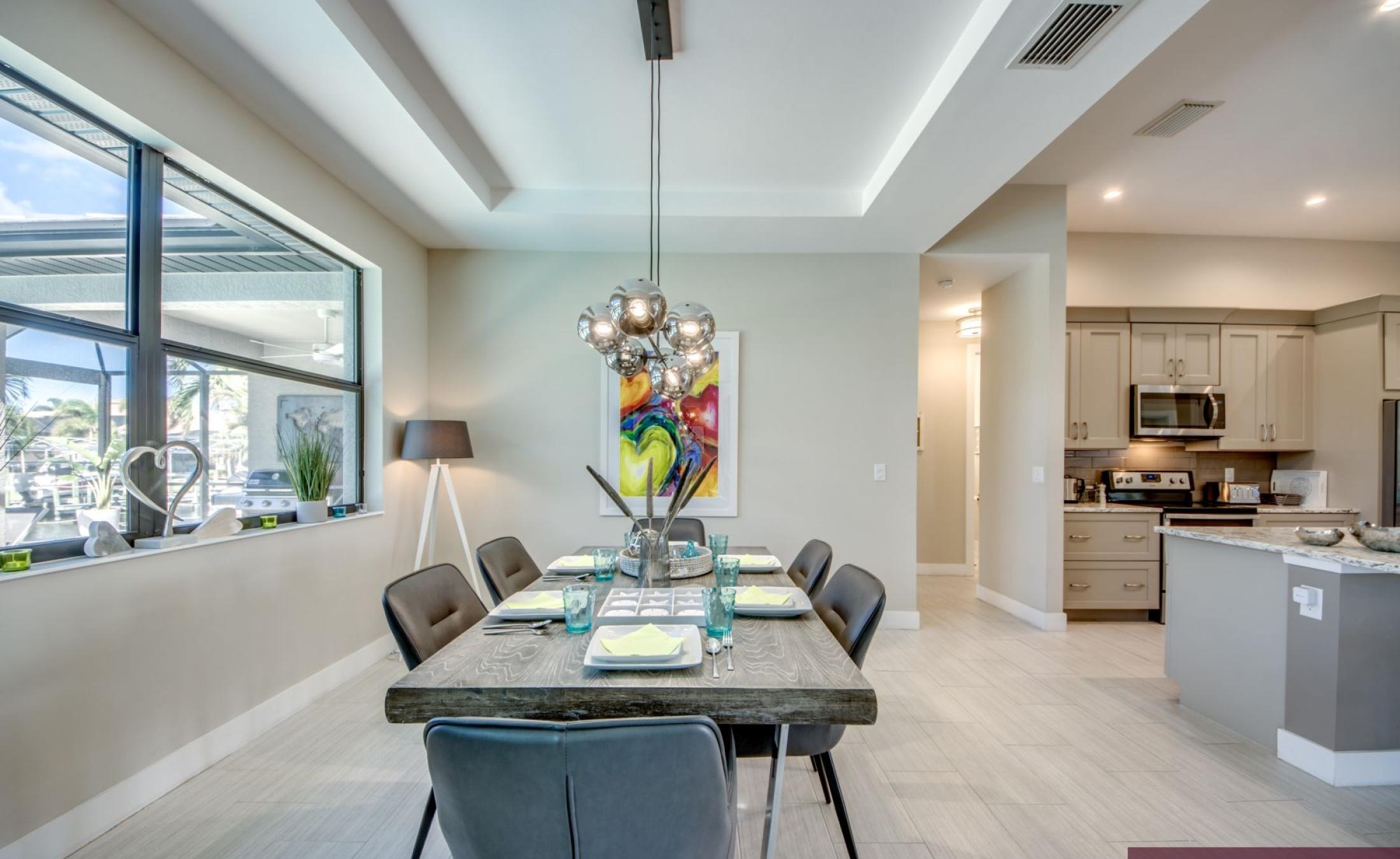 Moderne Villa am Kanal mit privatem Bootsdock, Pool und Spa.