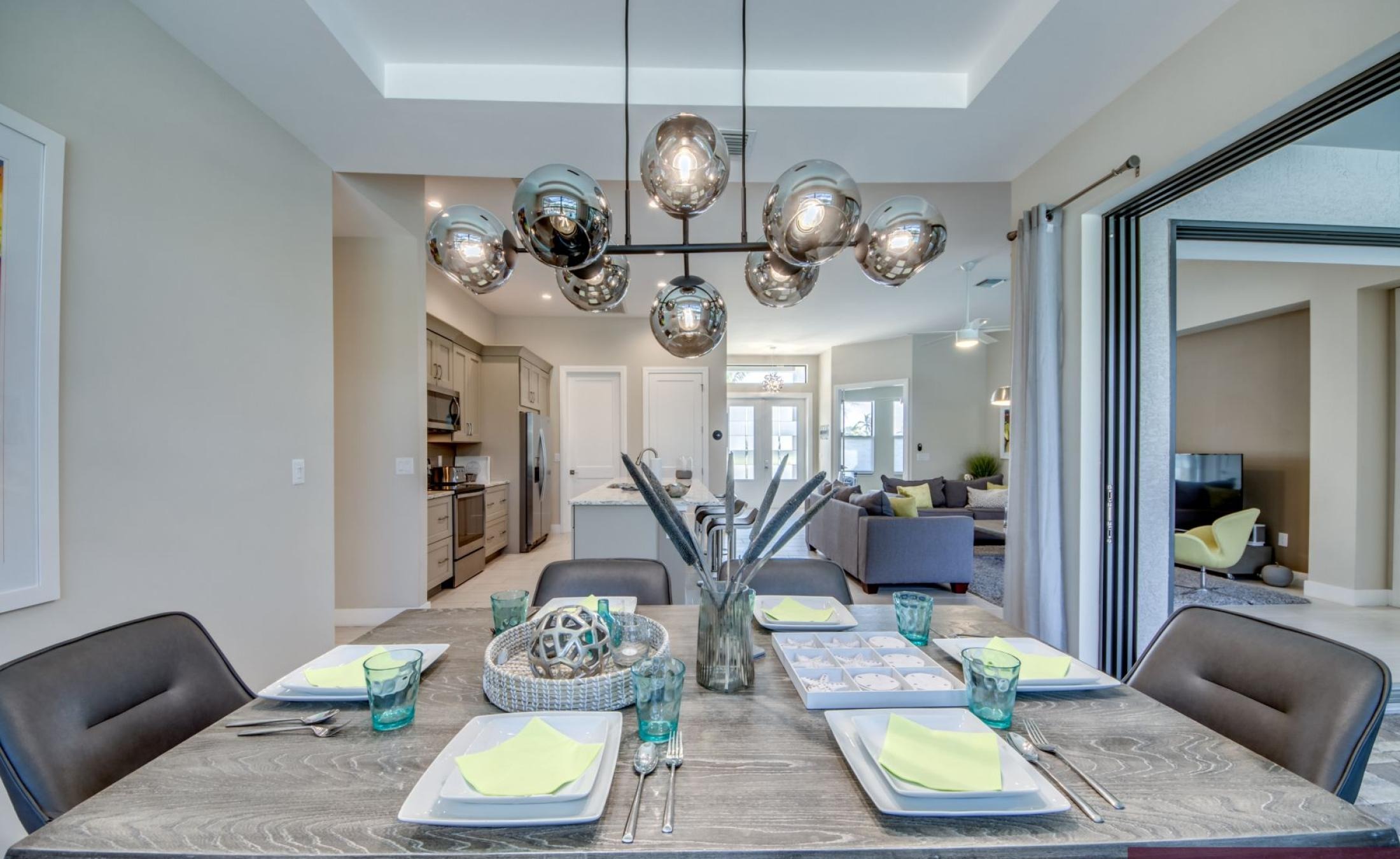 Moderne Waterfront-Villa am Kanal mit privatem Bootsdock und Bootslift sowie beheiztem Pool und Spa.