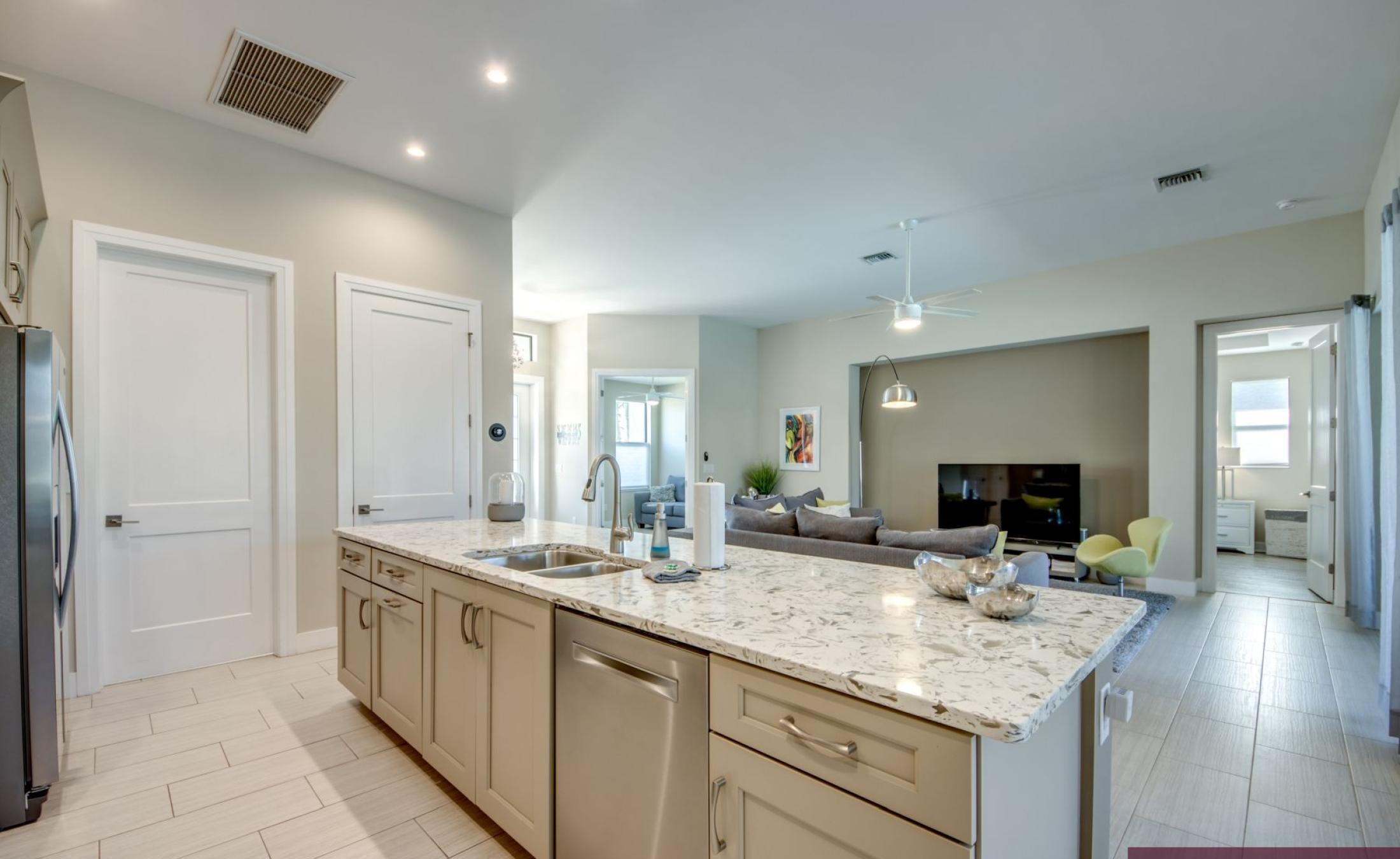 Moderne Villa am Kanal mit privatem Bootsdock, beheiztem Pool und Spa in Cape Coral.