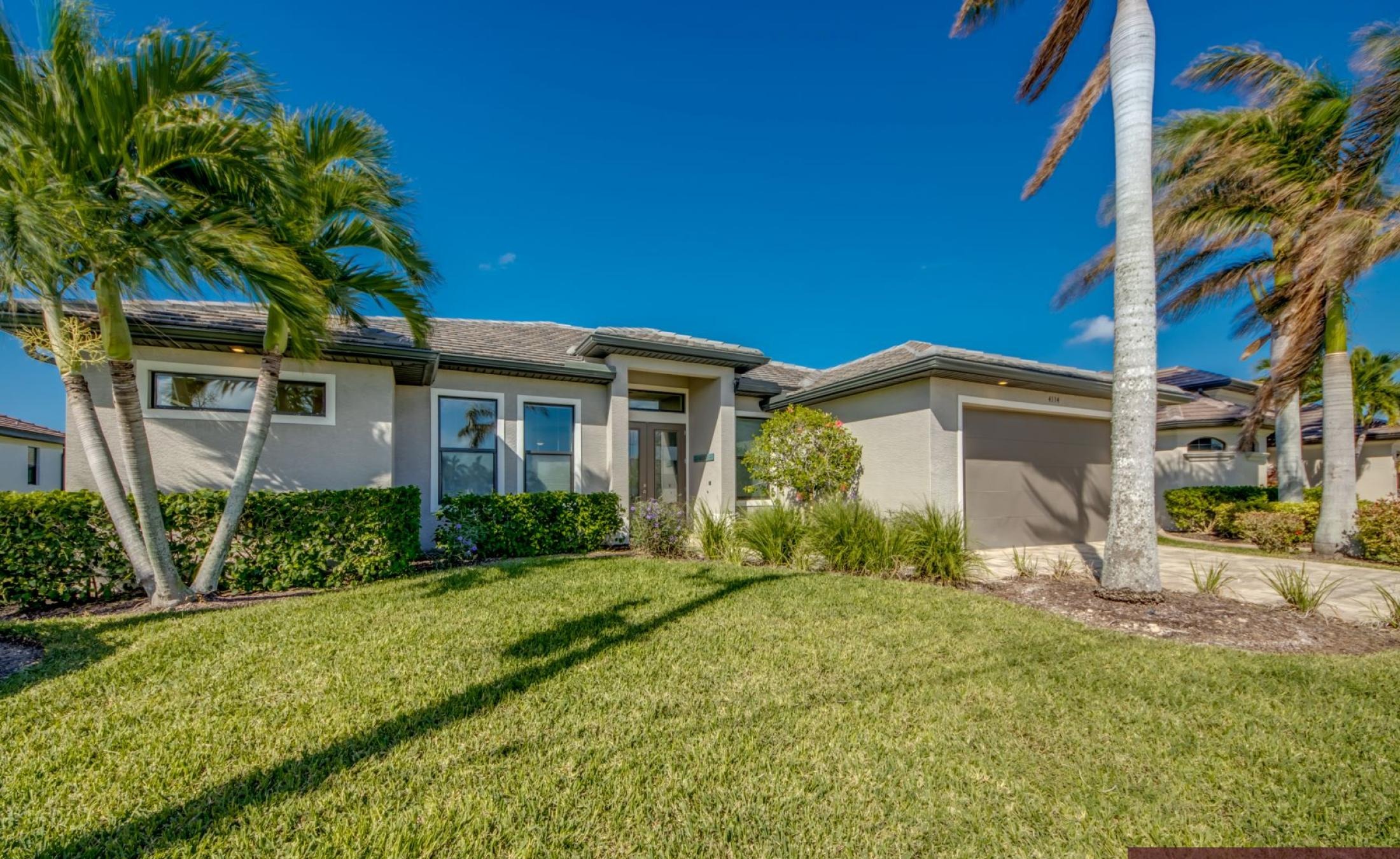 Moderne Villa am Kanal mit privatem Bootsdock, beheiztem Pool und Spa.