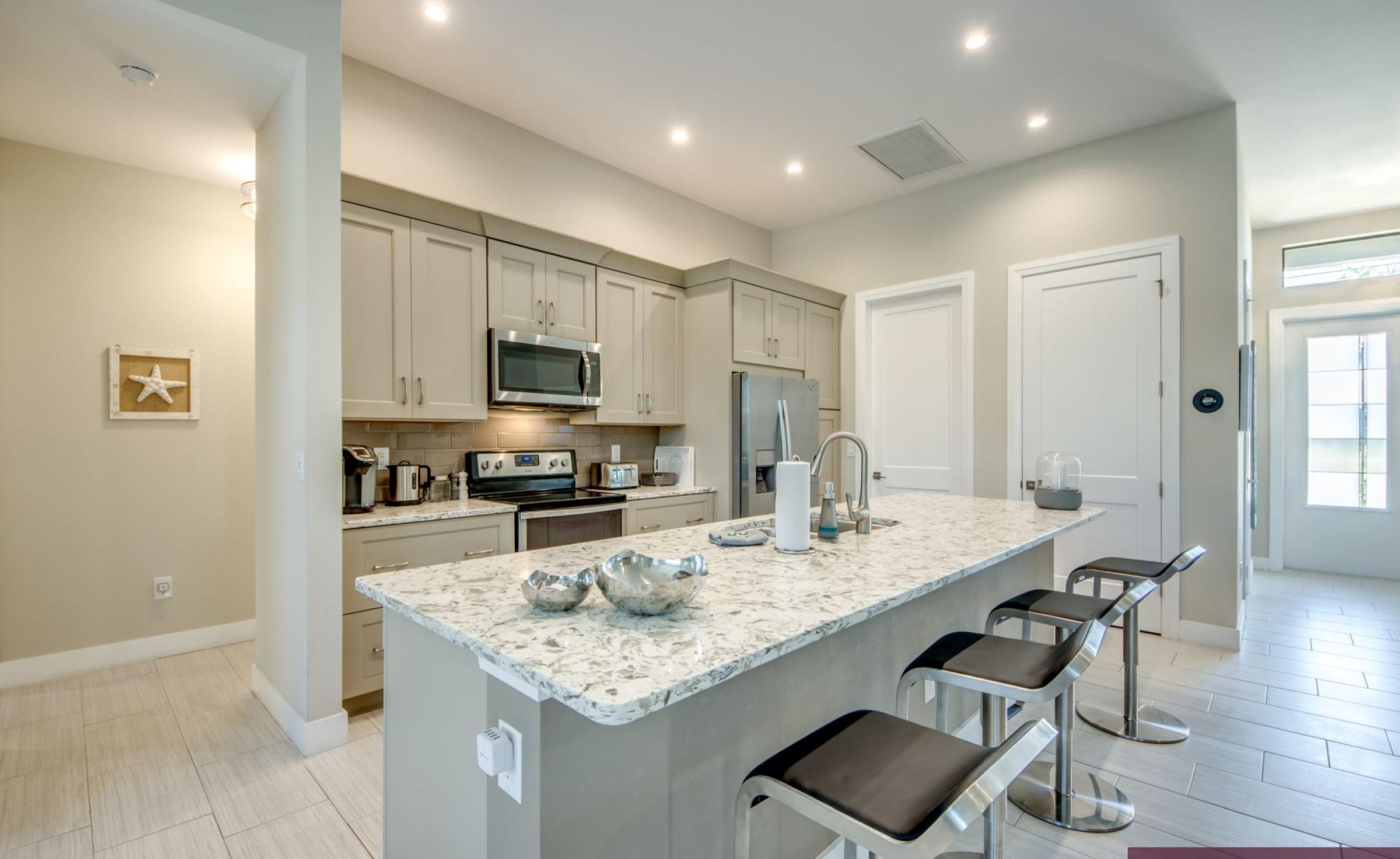 Moderne Villa am Kanal mit Bootsdock und Bootslift sowie beheiztem Pool und Spa.