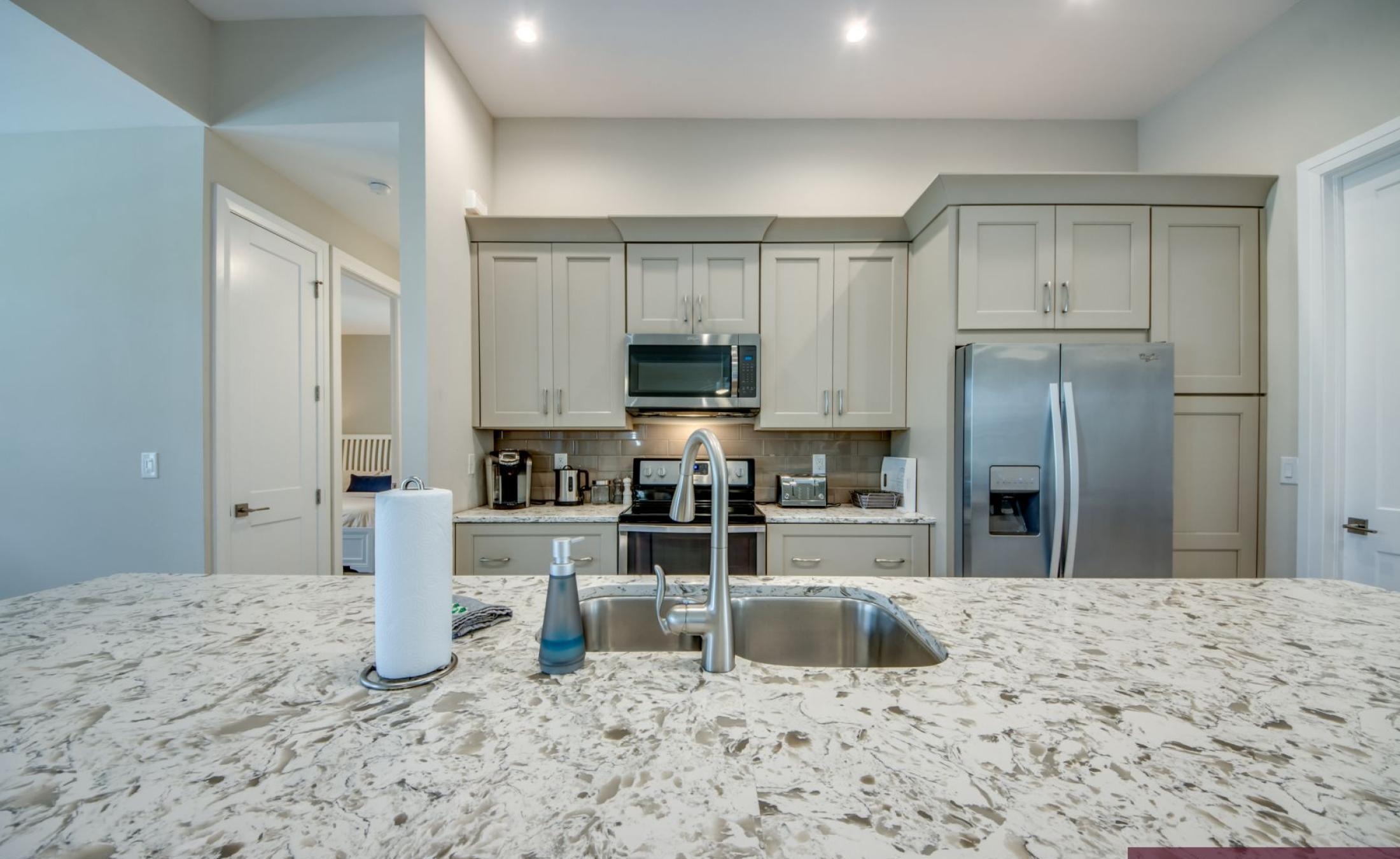 Moderne Villa am Kanal mit privatem Bootsdock, Bootslift sowie beheiztem Pool und Spa.