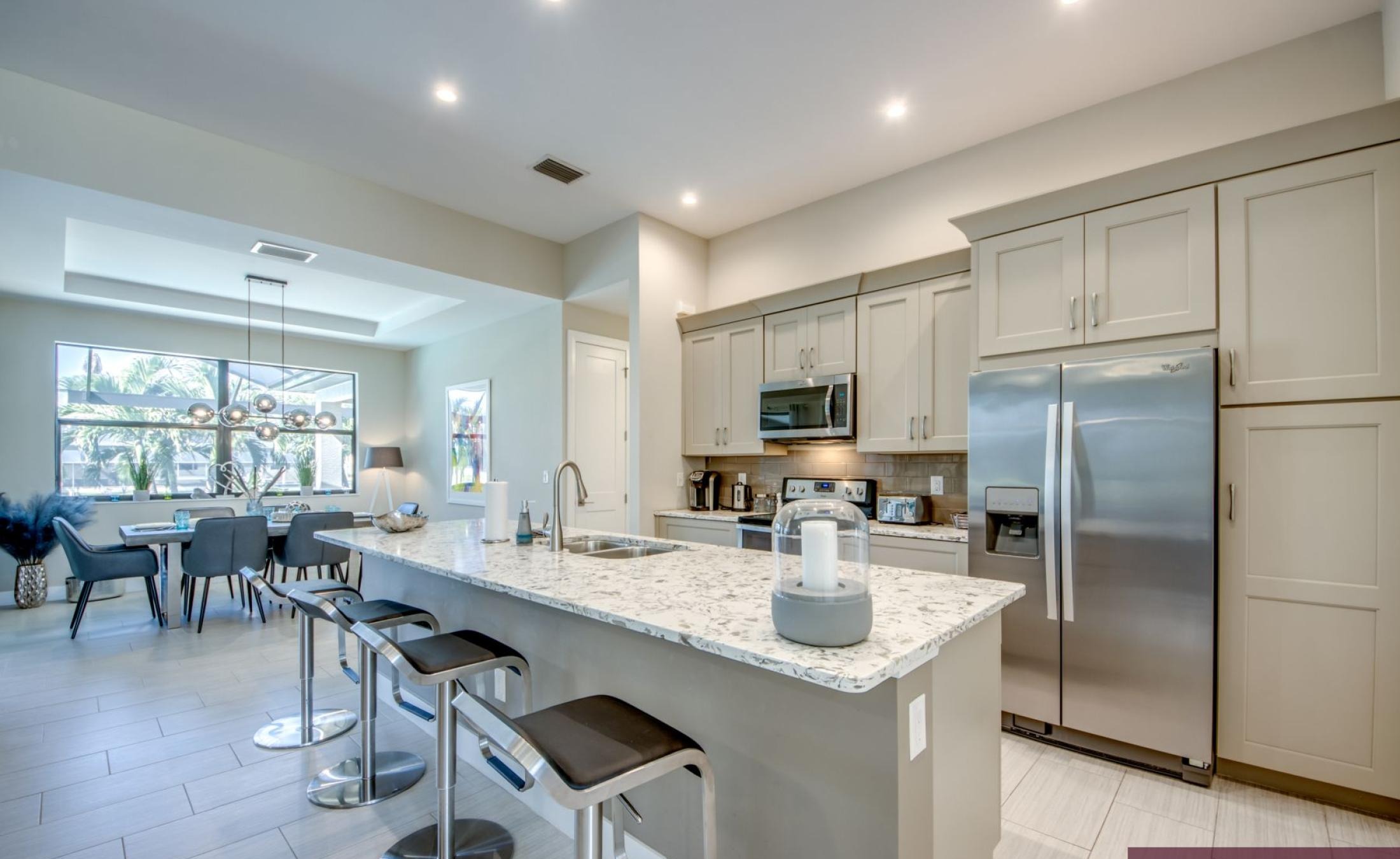 Beheizter Pool und Spa mit Blick auf den Kanal und privatem Bootsdock.