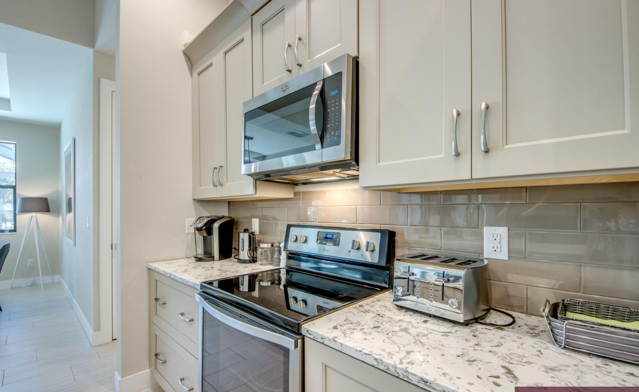 Beheizter Pool und Spa mit Blick auf den Kanal.