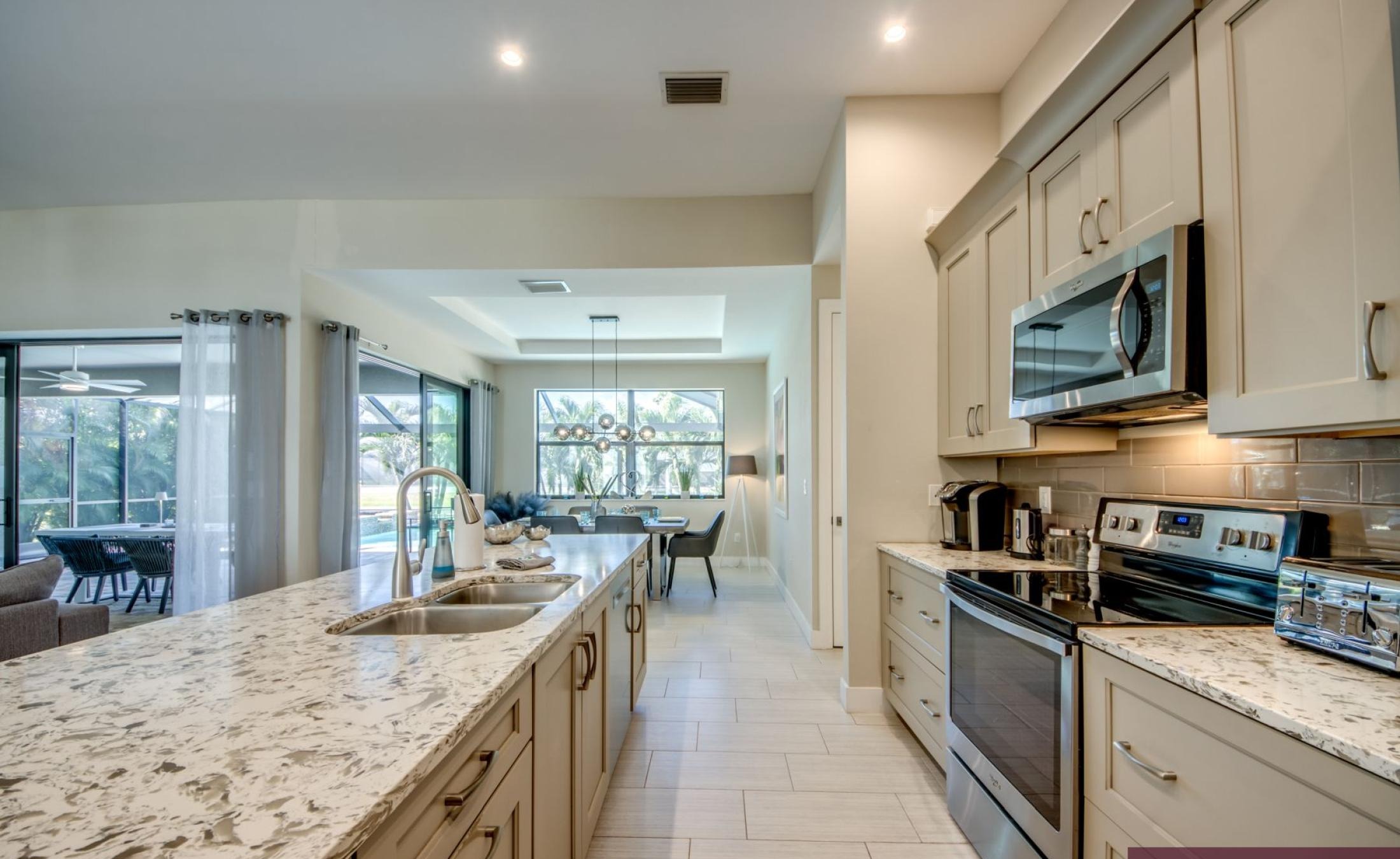 Moderne Villa am Kanal mit Bootsdock, Bootslift sowie beheiztem Pool und Spa.