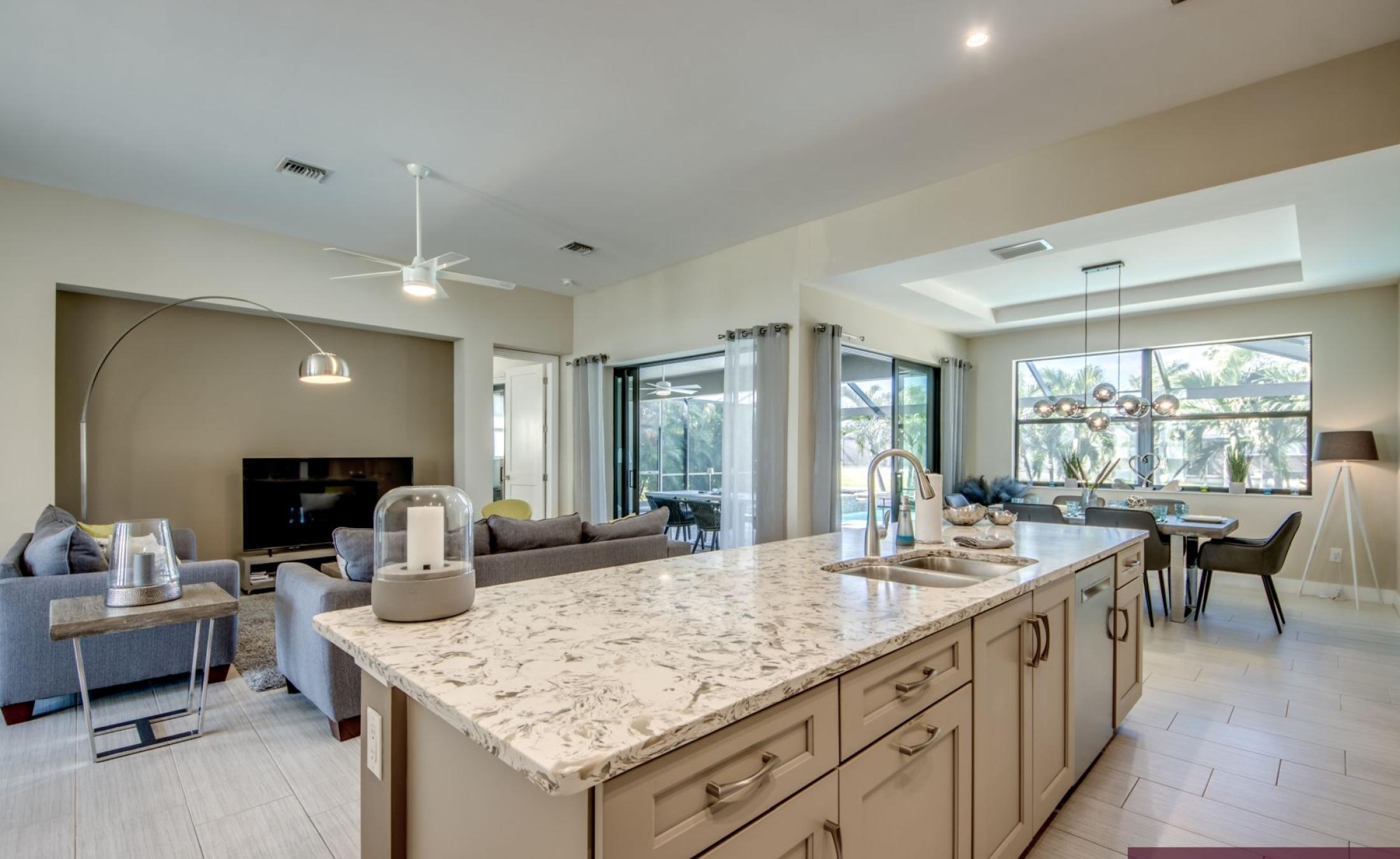 Moderne Villa am Kanal mit privatem Bootsdock, Bootslift sowie beheiztem Pool und Spa.