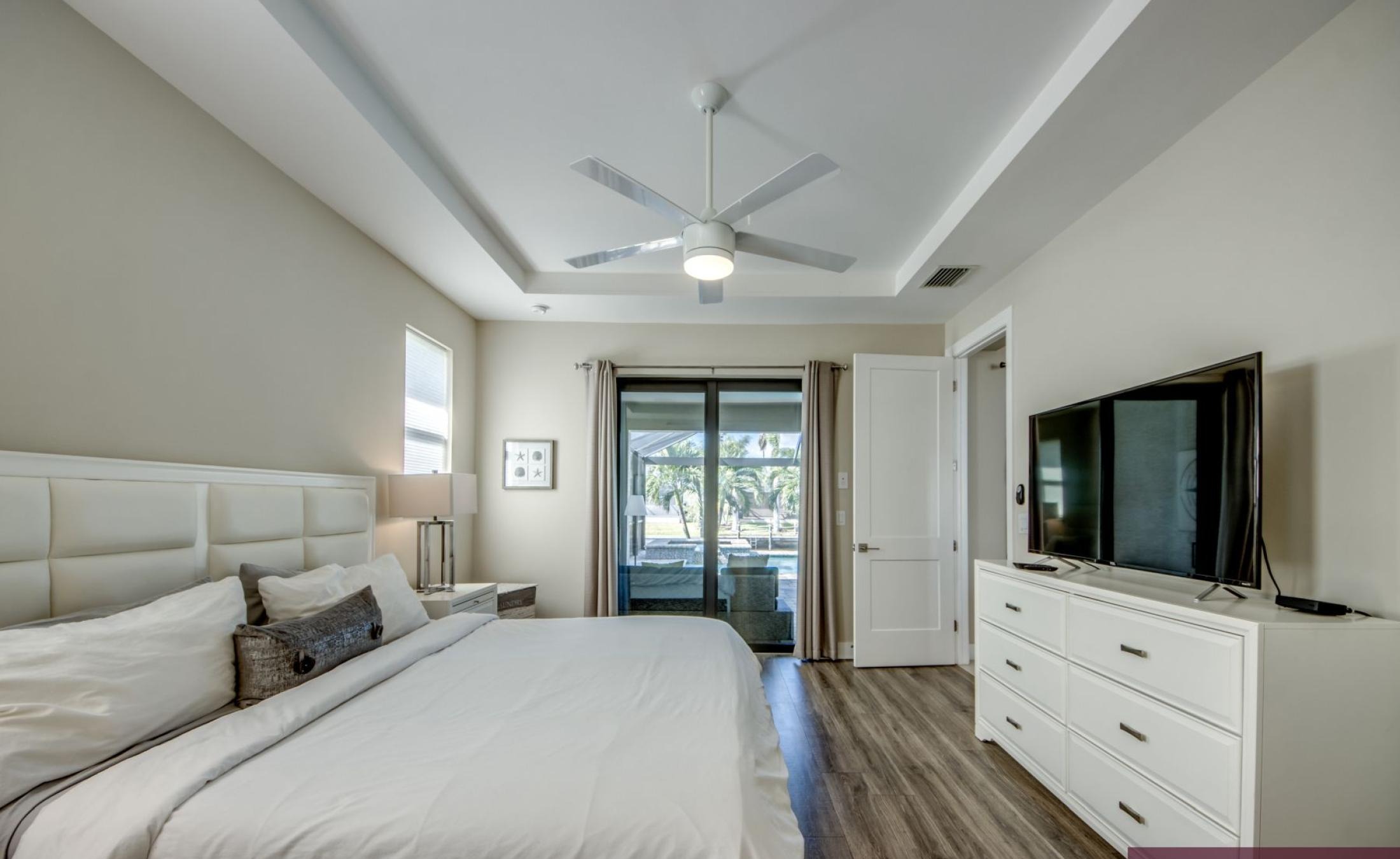 Beheizter Pool und Spa auf der Terrasse mit Blick auf den Kanal.