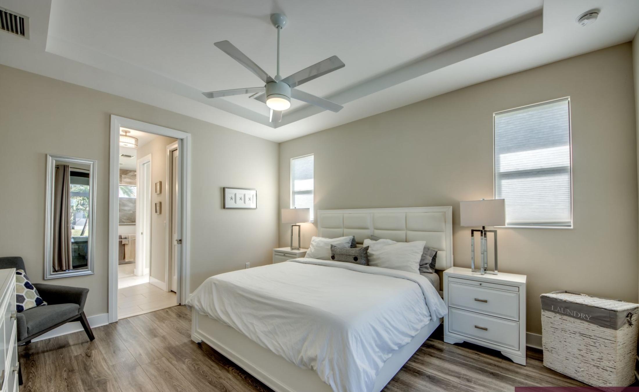 Beheizter Pool und Spa mit Blick auf den Kanal und privatem Bootsdock.