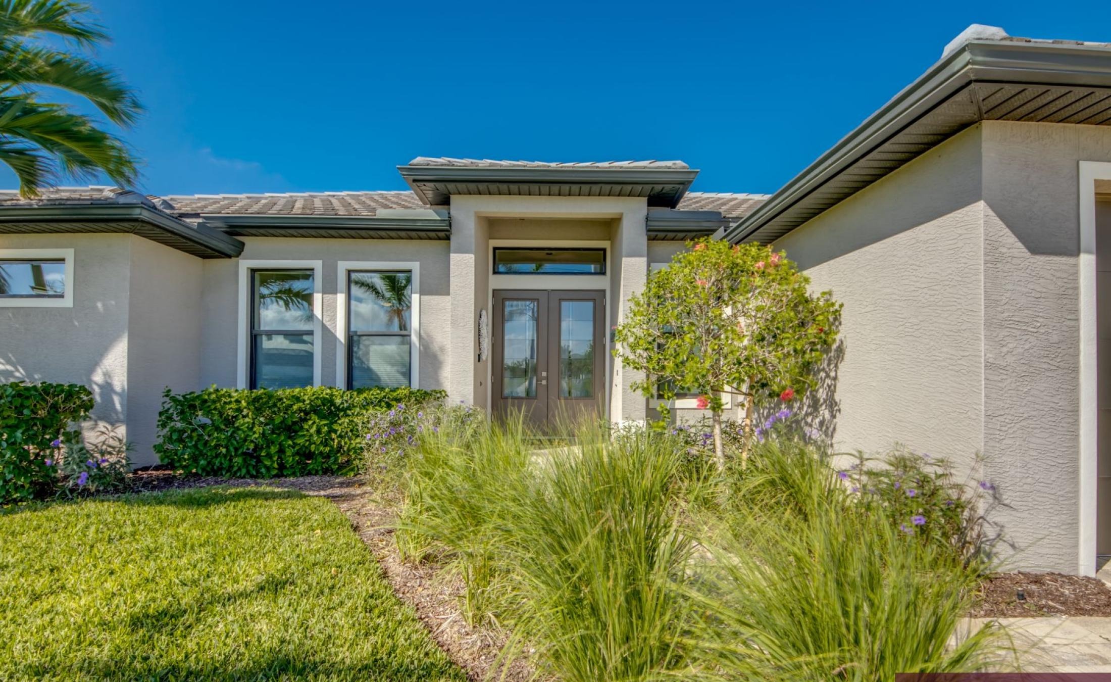 Moderne Villa am Kanal in Cape Coral mit privatem Bootsdock, Bootslift sowie beheiztem Pool und Spa.