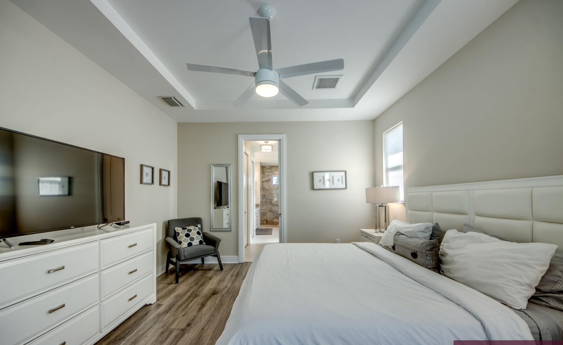 Moderne Villa am Kanal mit privatem Bootsdock, Pool und Spa.