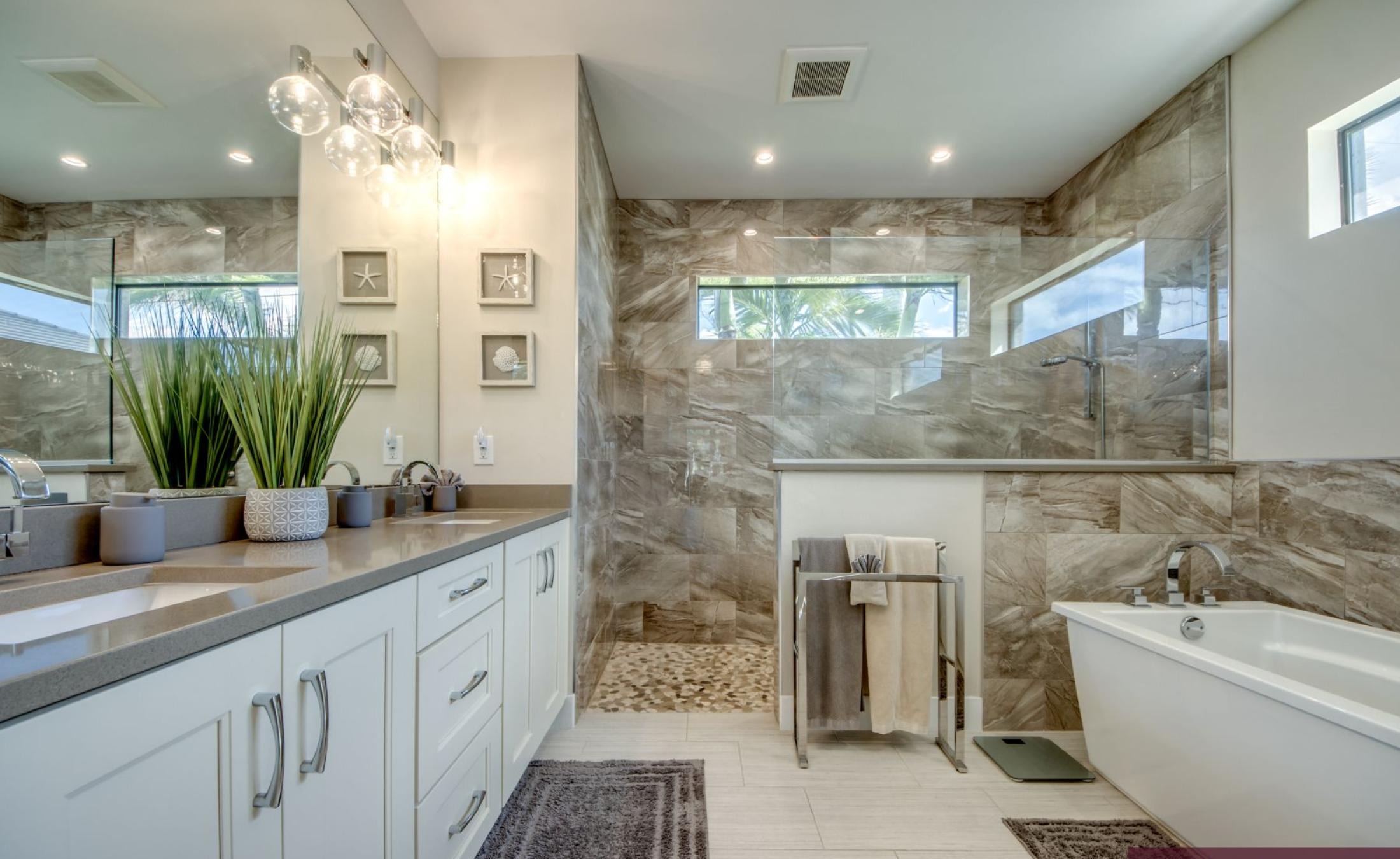 Moderne Waterfront-Villa am Kanal mit privatem Bootsdock, Bootslift sowie beheiztem Pool und Spa.