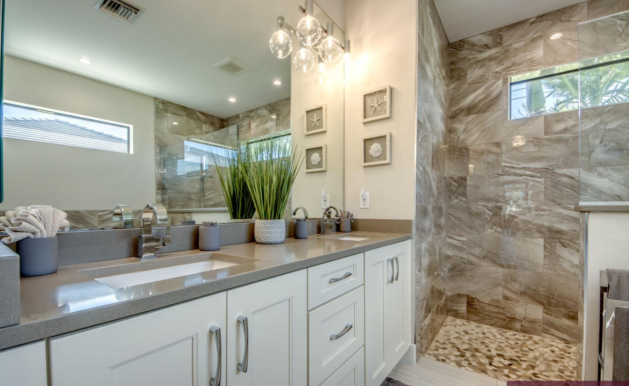 Beheizter Pool und Spa mit Blick auf den Kanal und Bootsdock.