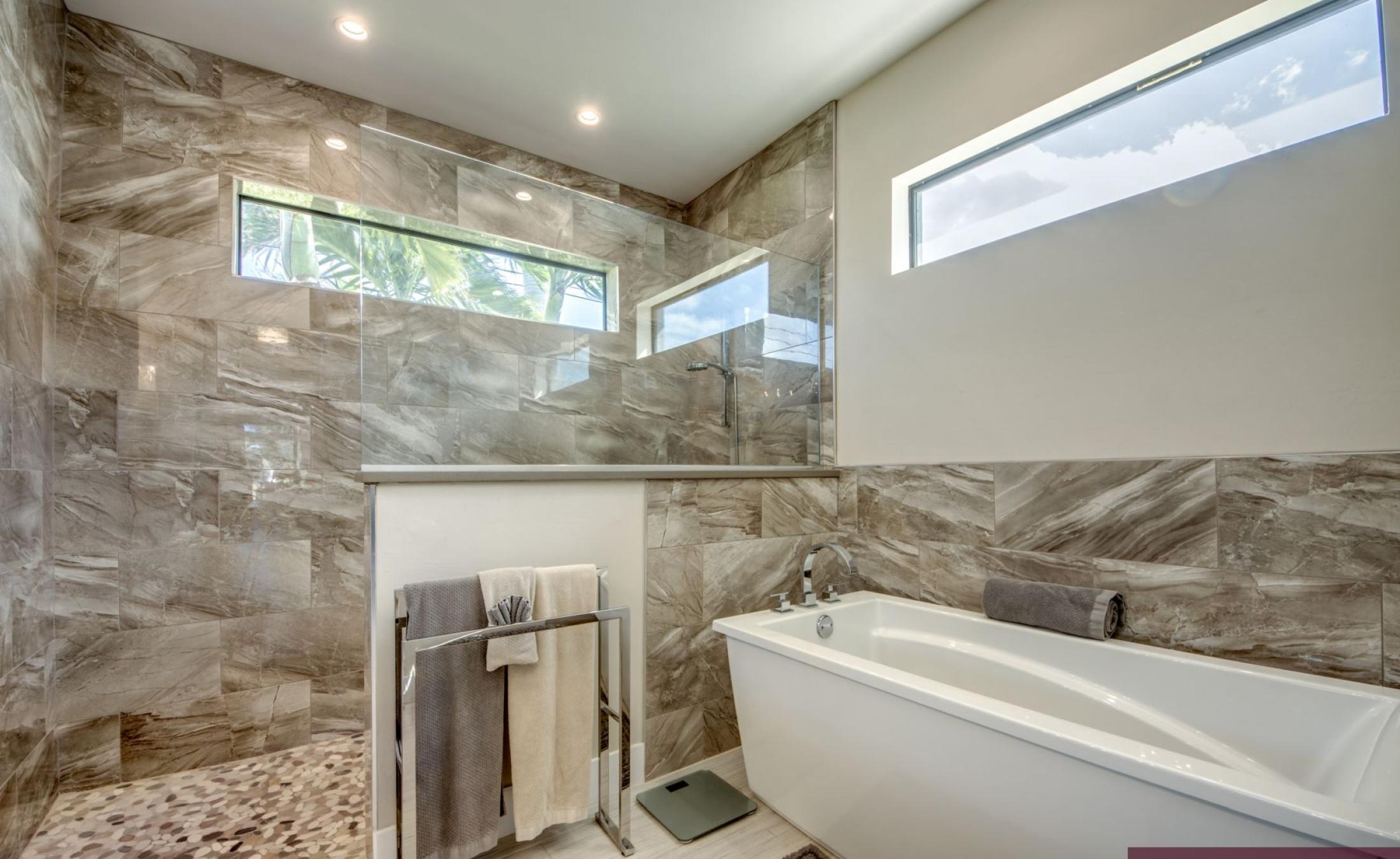 Moderne Villa am Kanal mit privatem Bootsdock, Bootslift sowie beheiztem Pool und Spa.