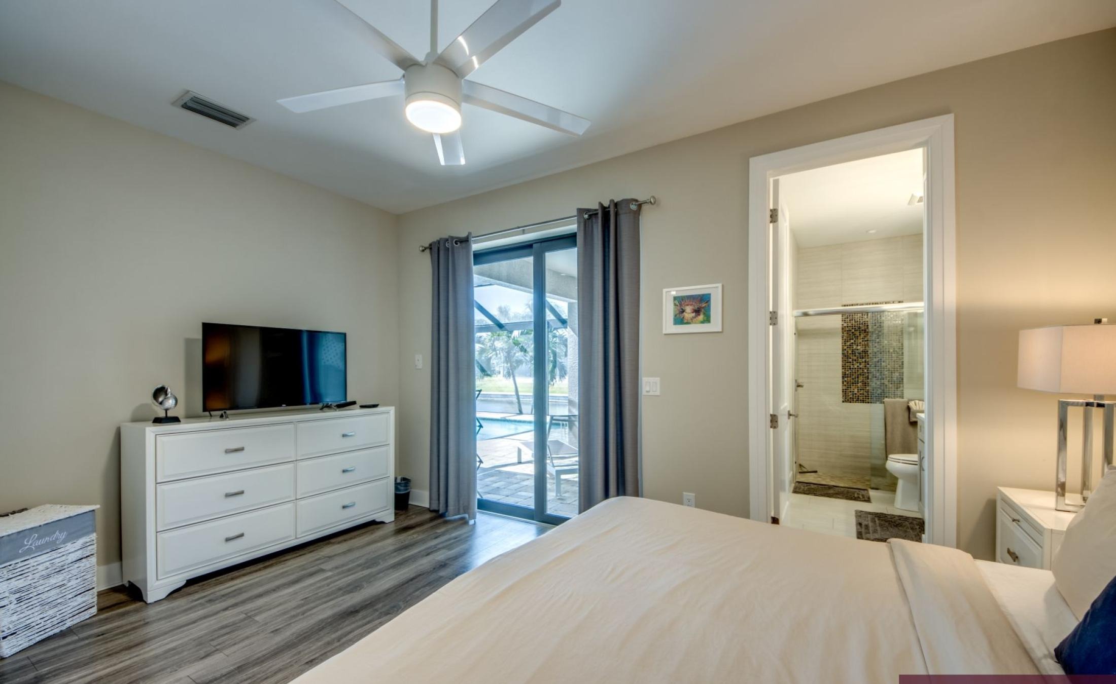 Moderne Villa am Kanal mit Bootsdock, Pool und Spa in Cape Coral.