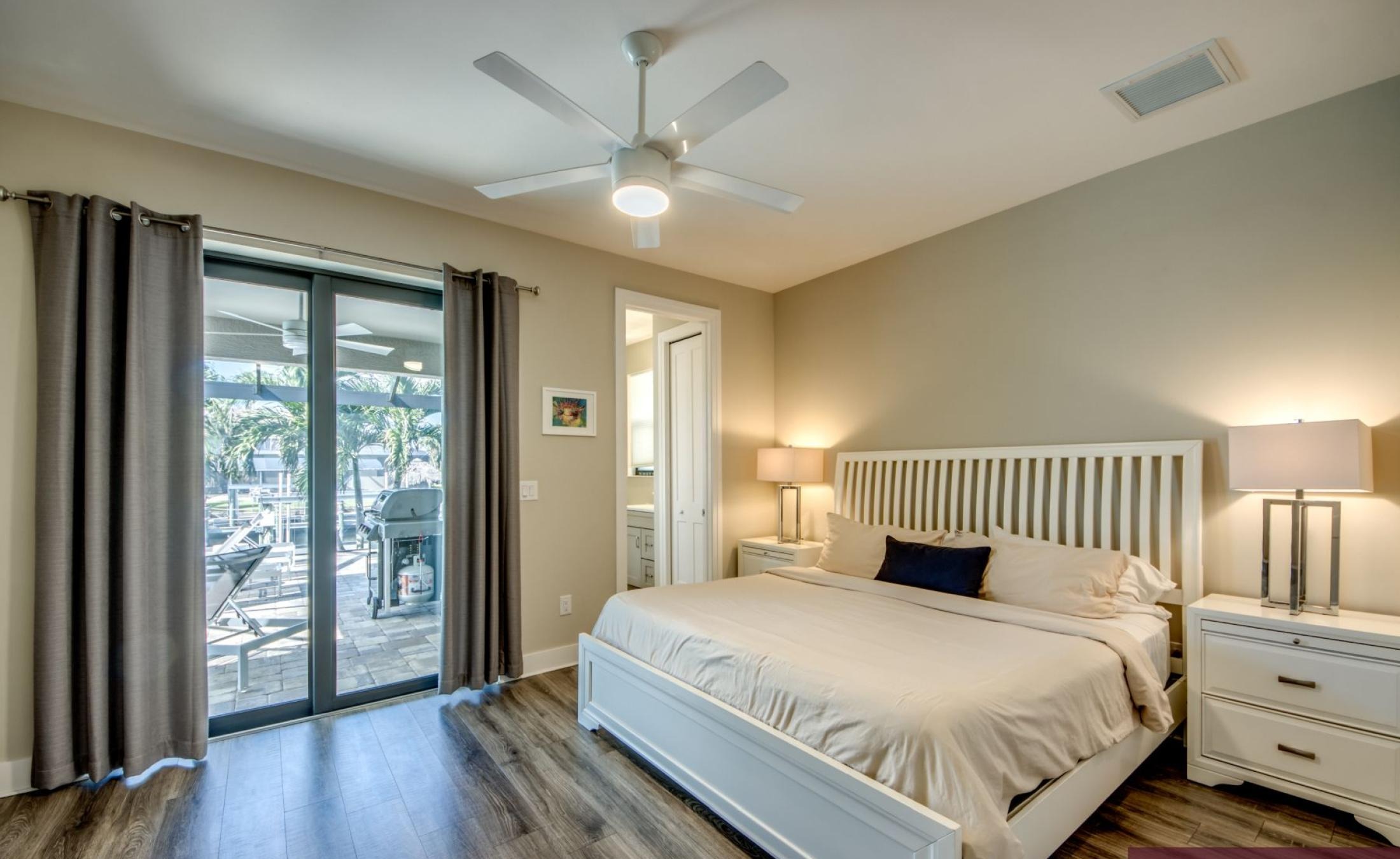 Moderner Poolbereich mit Spa und Blick auf den Kanal.