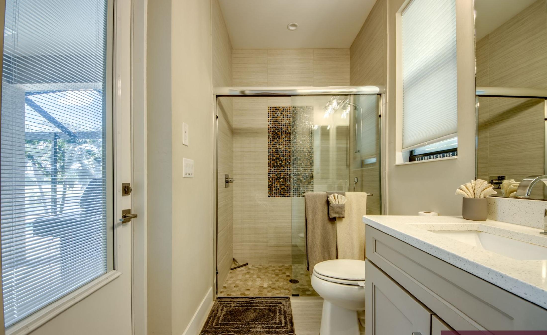 Beheizter Pool und Spa mit Blick auf den Kanal.