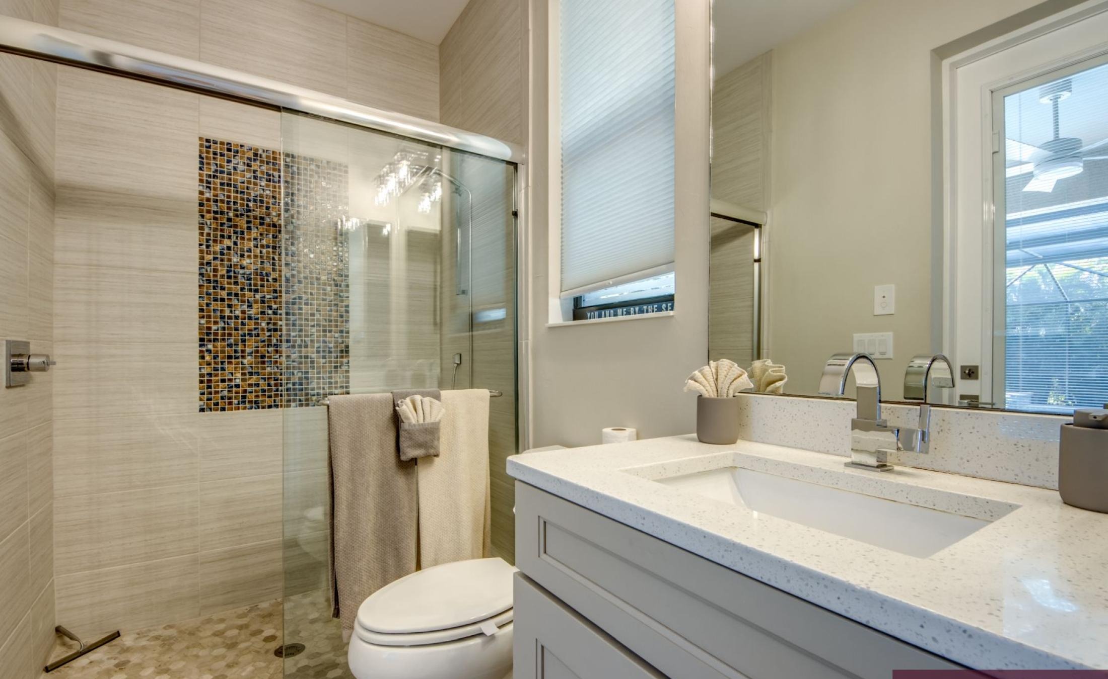 Moderne Waterfront-Villa am Kanal mit privatem Bootsdock, Bootslift sowie beheiztem Pool und Spa.