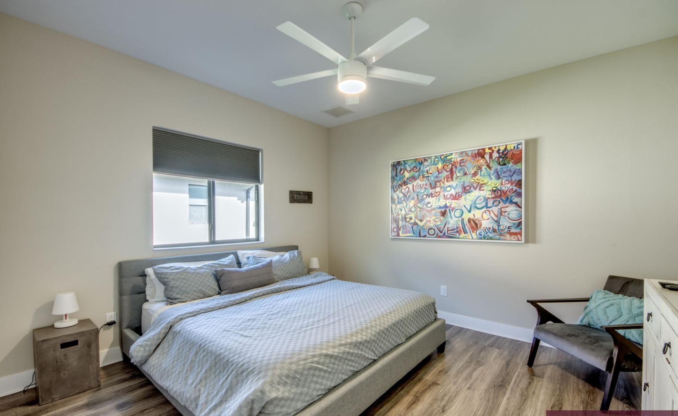 Beheizter Pool und Spa mit Blick auf den Kanal und privatem Bootsdock.