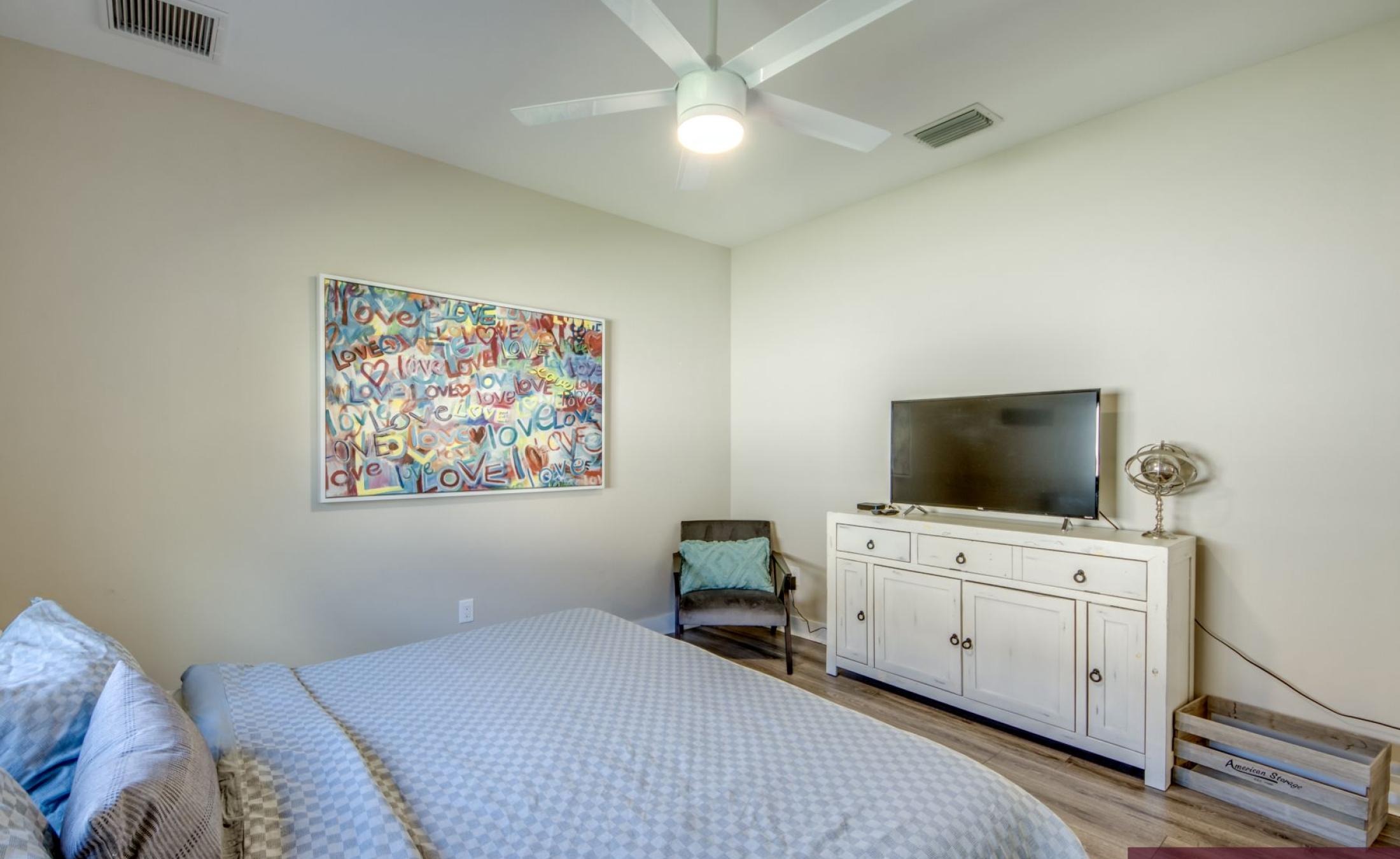 Moderne Villa am Kanal mit privatem Bootsdock, Bootslift sowie beheiztem Pool und Spa.