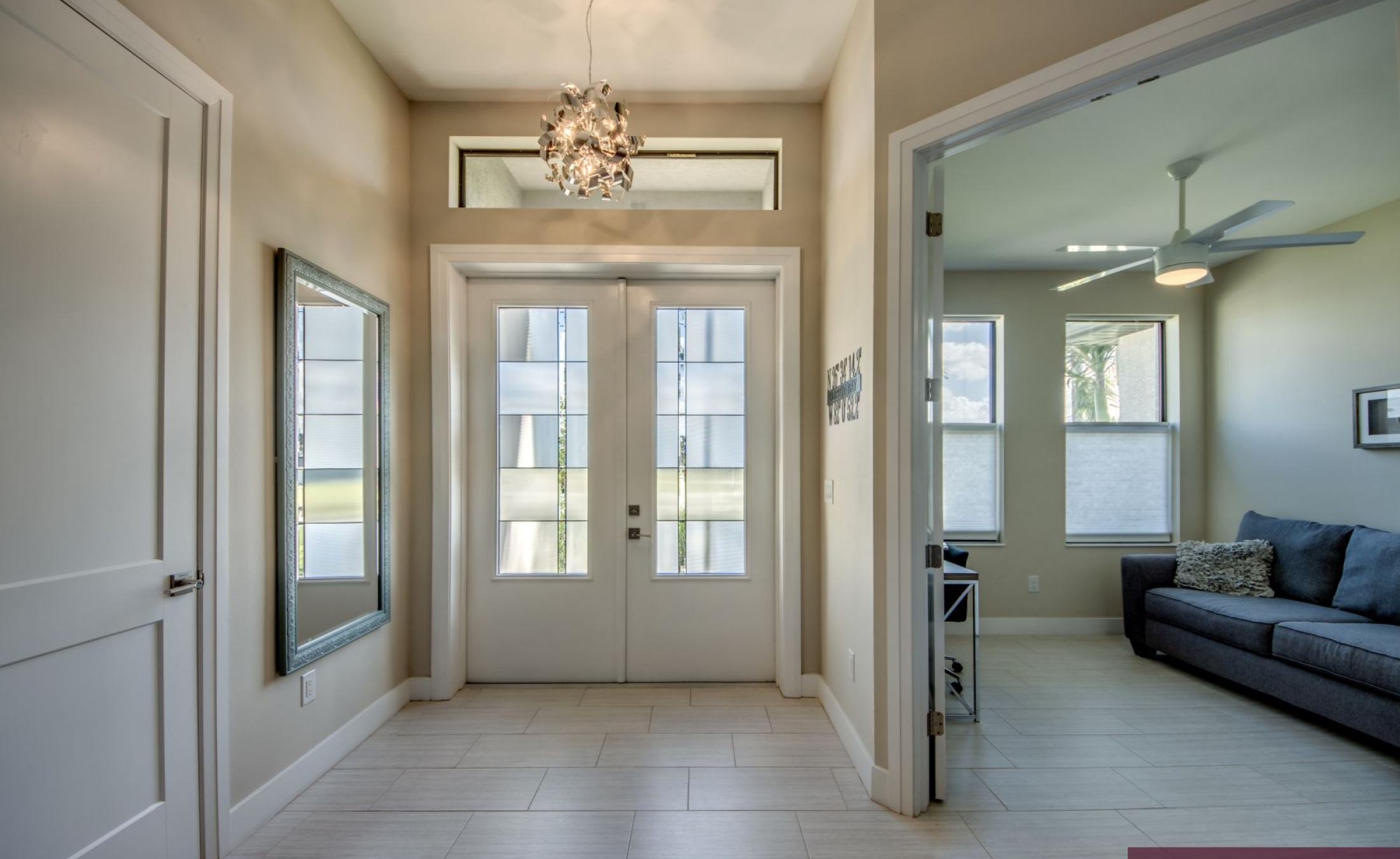 Moderne Villa am Kanal mit privatem Bootsdock und Bootslift, Pool und Spa.