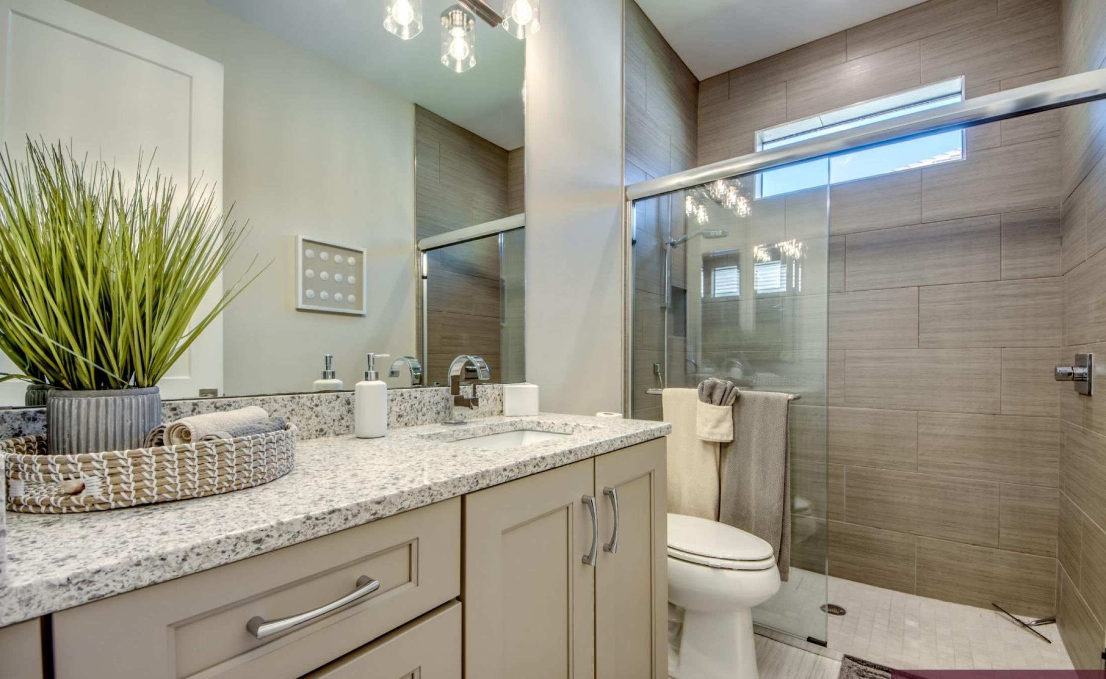 Moderne Villa am Kanal in Cape Coral mit privatem Bootsdock, Bootslift sowie beheiztem Pool und Spa.