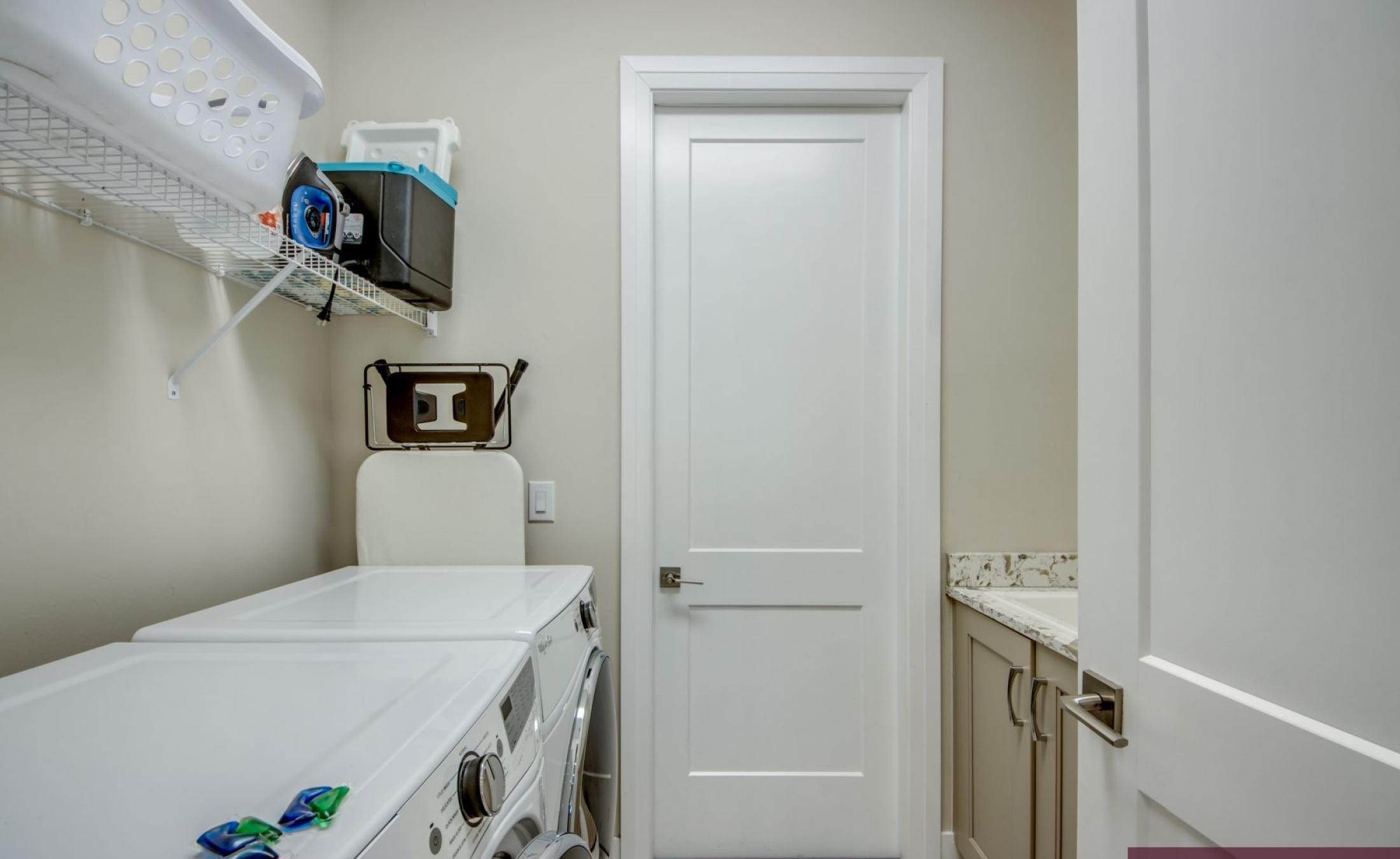 Moderne Villa am Kanal mit Bootsdock und Bootslift, Pool und Spa.