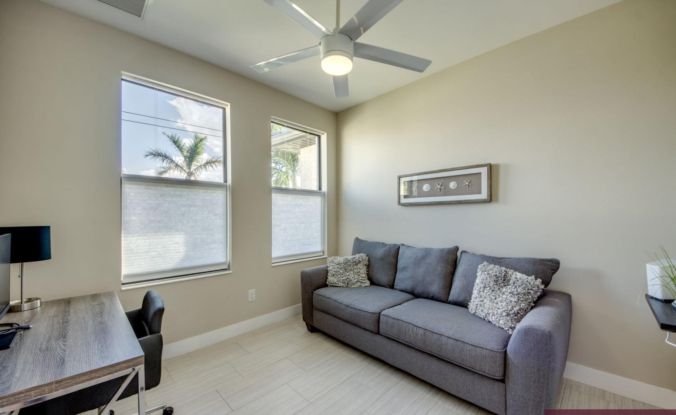 Beheizter Pool und Spa mit Blick auf den Kanal und privatem Bootsdock.