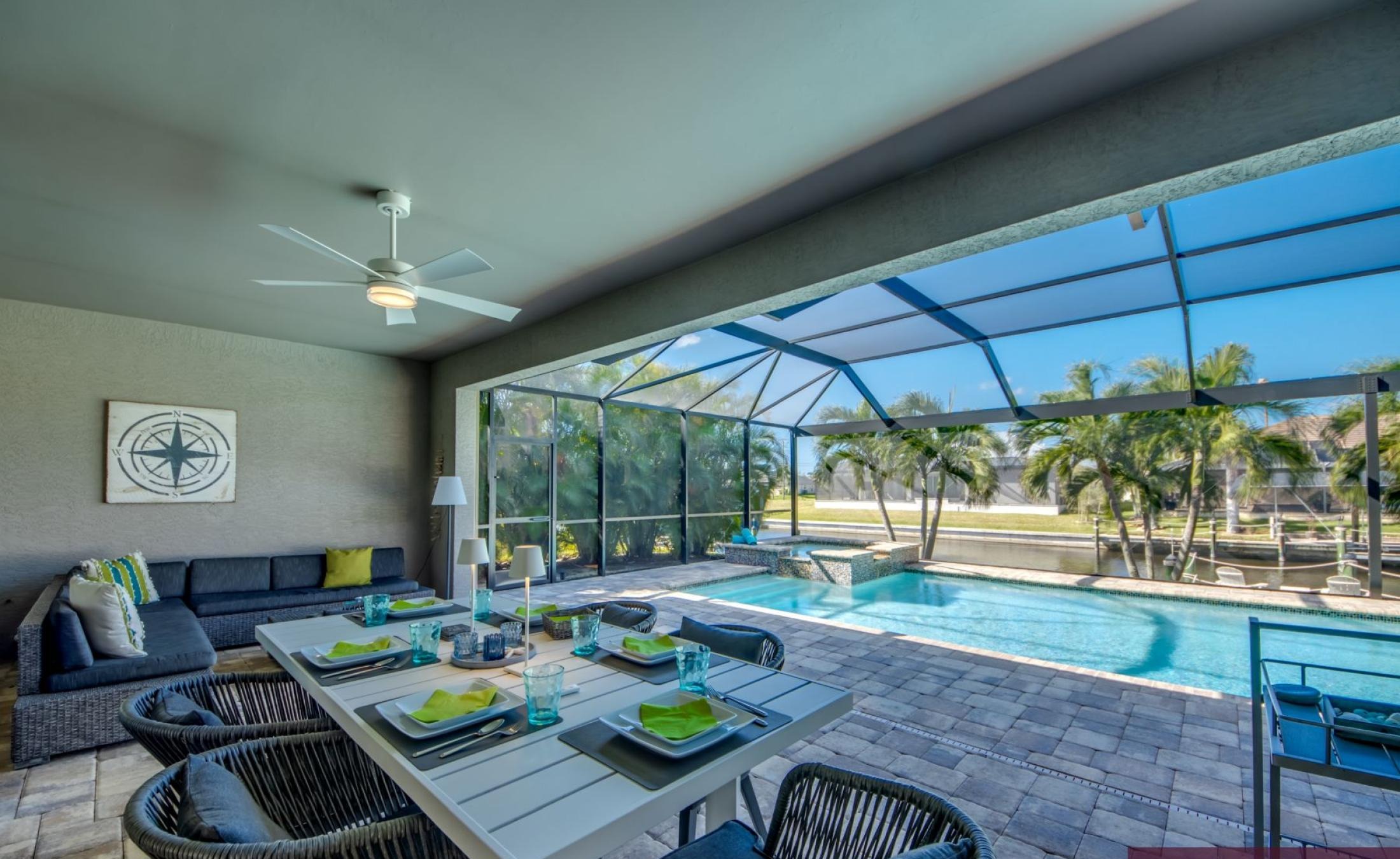 Privates Bootsdock mit Bootslift am Kanal.