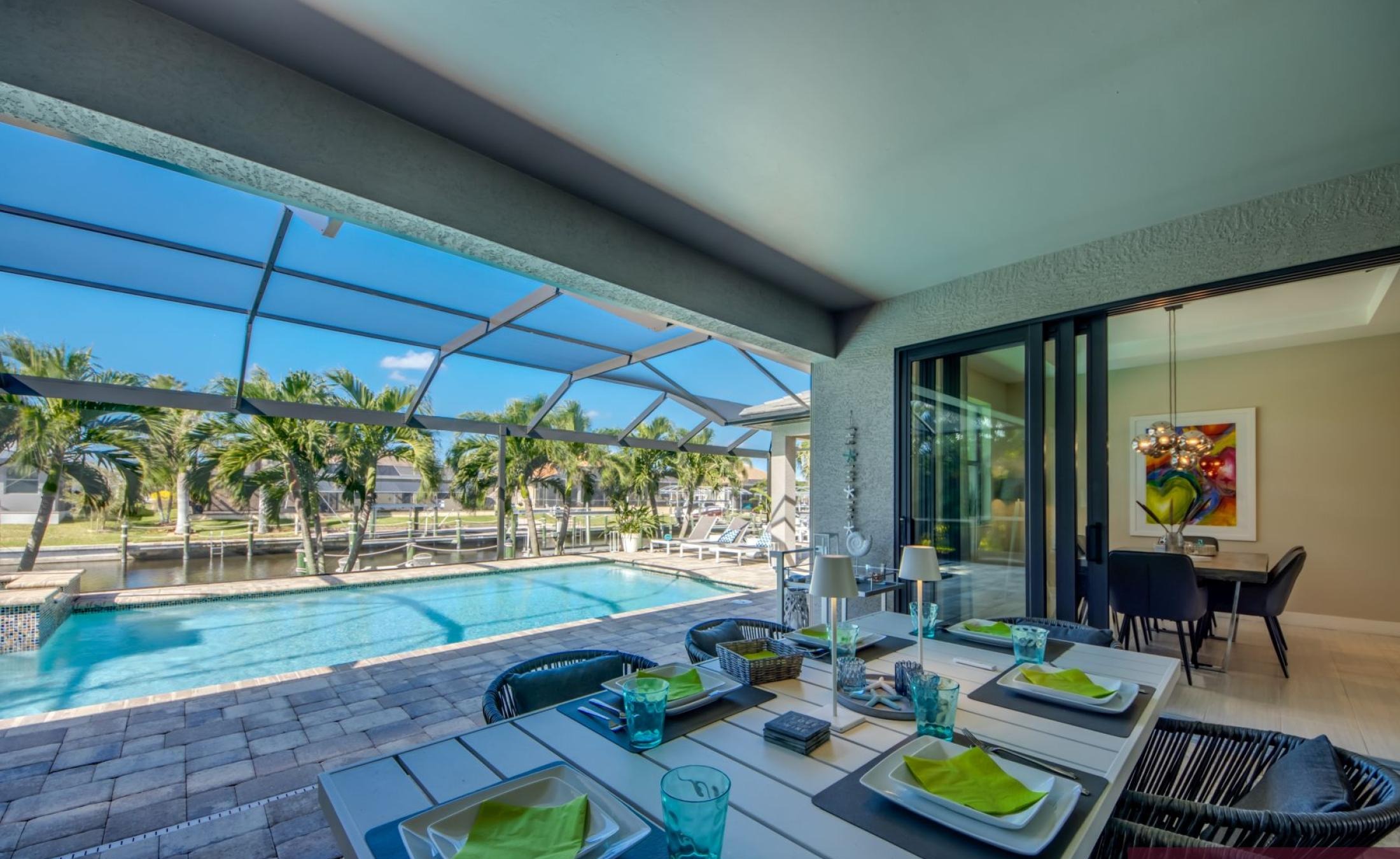 Moderner Pool- und Spa-Bereich am Kanal mit Bootsdock und Bootslift.