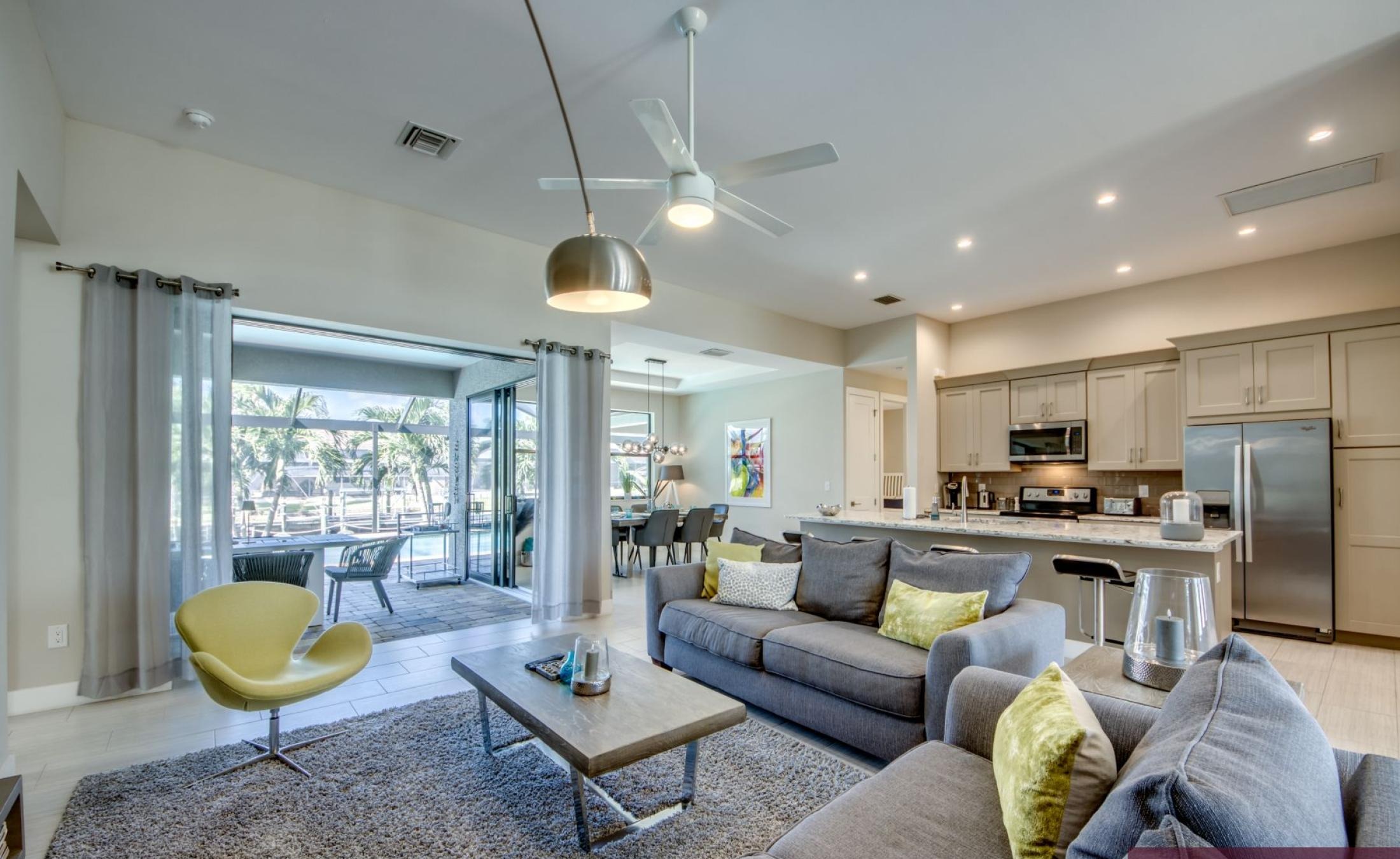 Beheizter Pool und Spa mit Blick auf den Kanal.