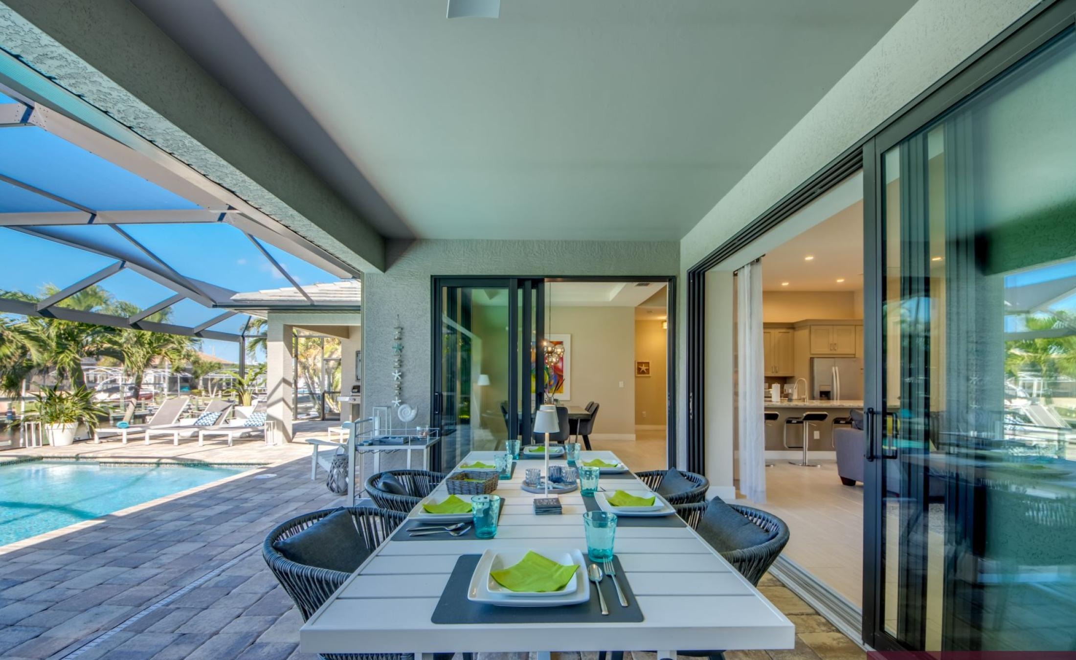 Moderne Villa am Kanal mit privatem Bootsdock und Bootslift.