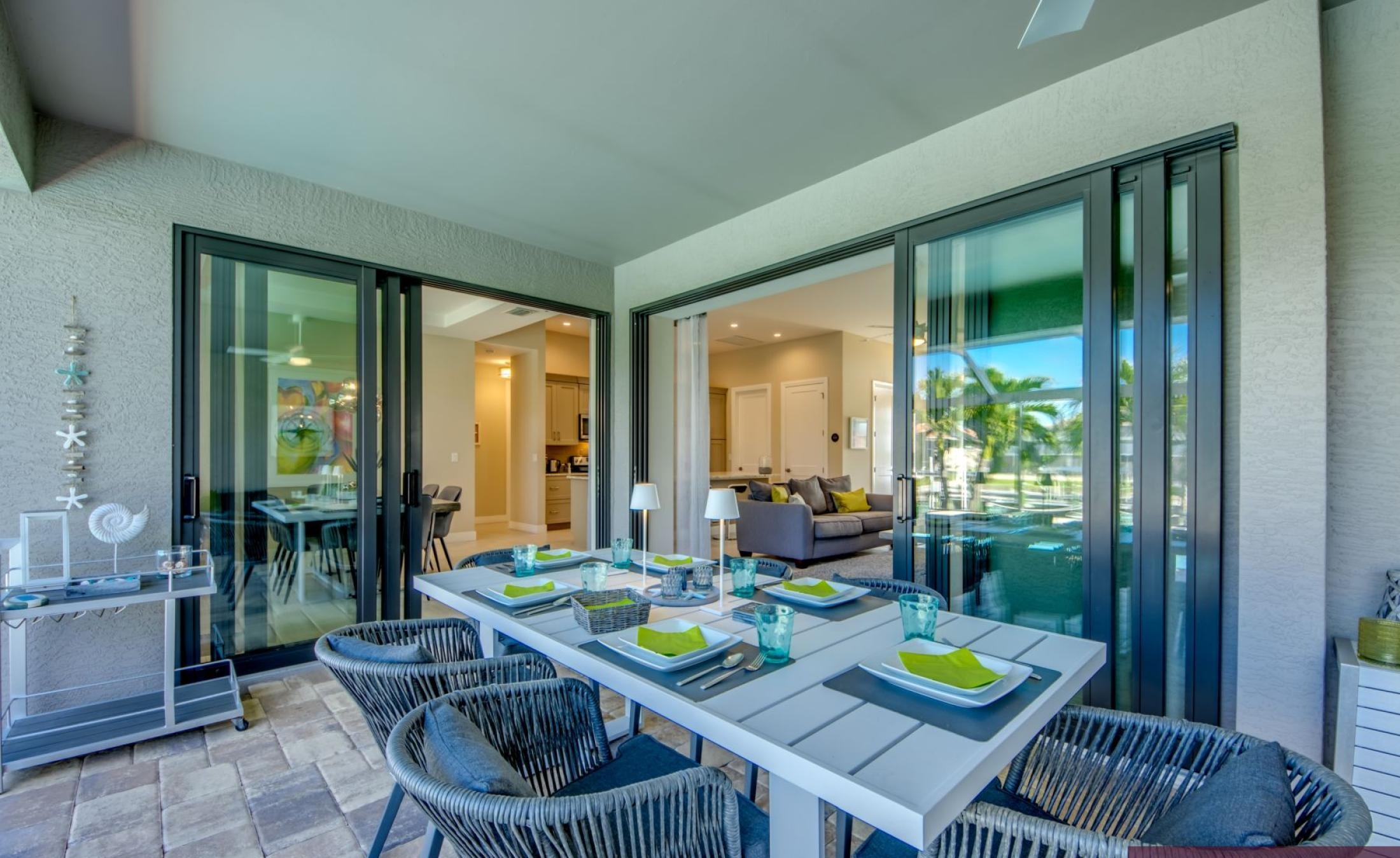 Moderne Villa am Kanal mit privatem Bootsdock, Bootslift sowie beheiztem Pool und Spa.