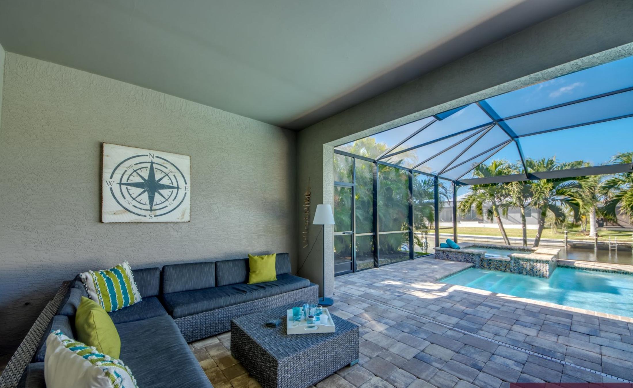 Beheizter Pool und Spa mit Blick auf den Kanal und privatem Bootsdock.